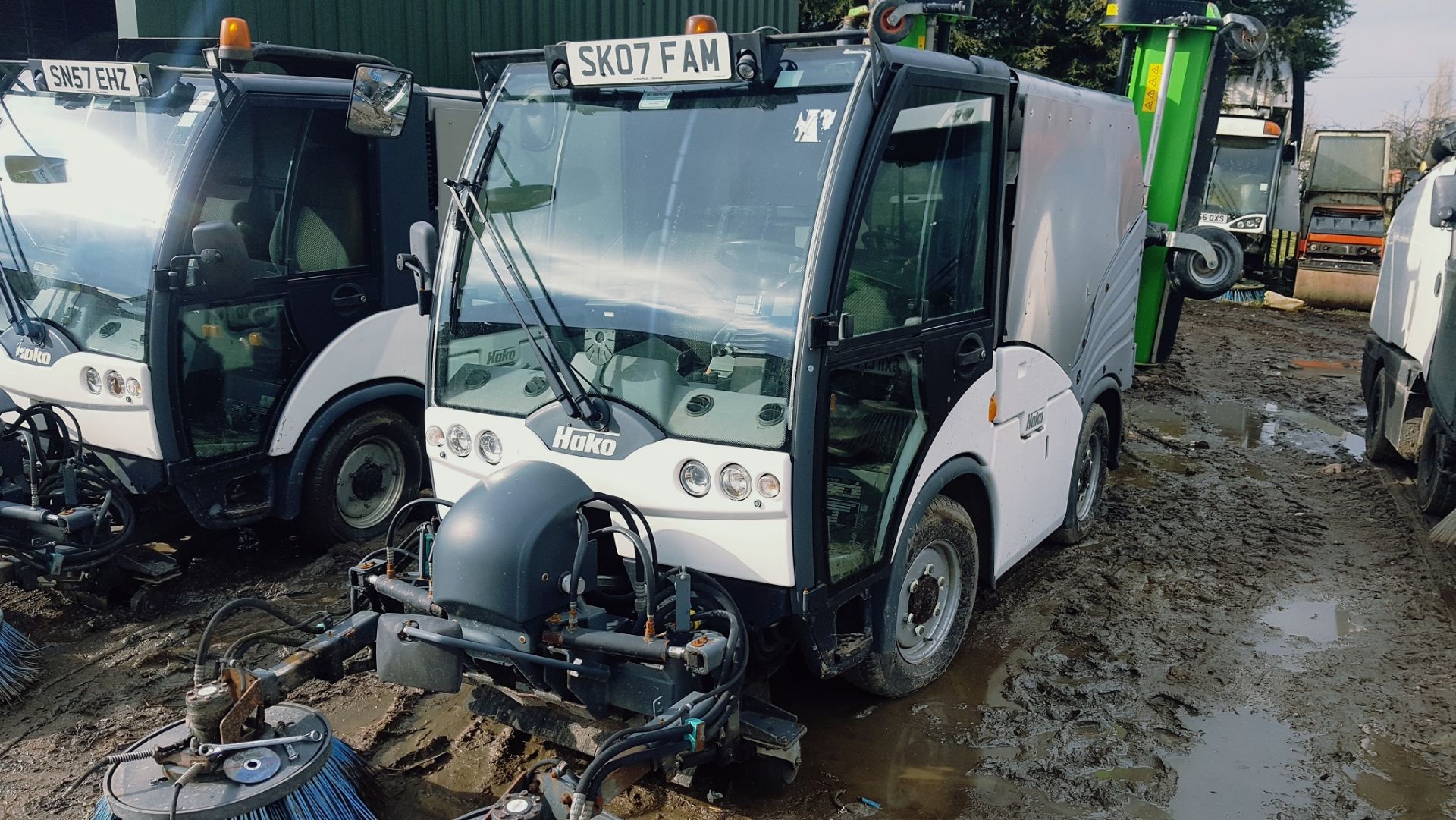 2007/07 REG HAKO WHITE/GREY DIESEL STREET CLEANSING ROAD SWEEPER, SHOWING 1 FORMER KEEPER *PLUS VAT*