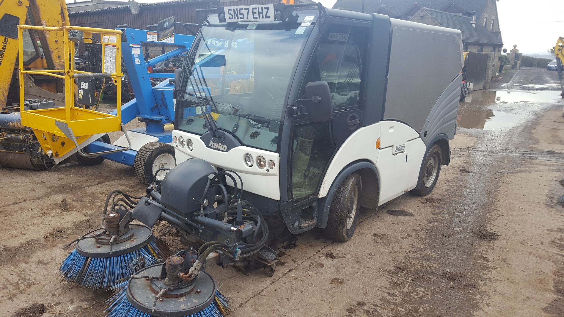 2007/57 REG HAKO WHITE/GREY DIESEL STREET CLEANSING ROAD SWEEPER, SHOWING 0 FORMER KEEPERS