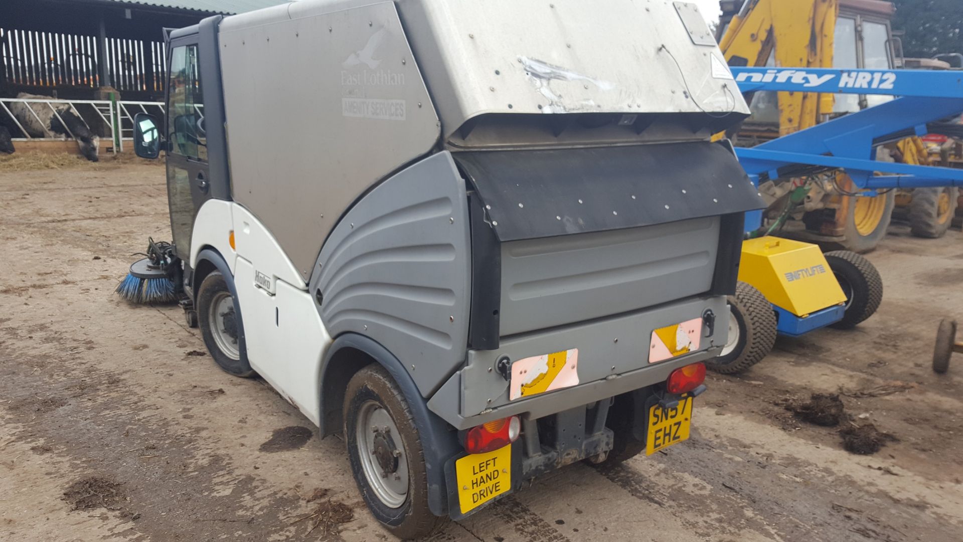 2007/57 REG HAKO WHITE/GREY DIESEL STREET CLEANSING ROAD SWEEPER, SHOWING 0 FORMER KEEPERS - Image 2 of 10