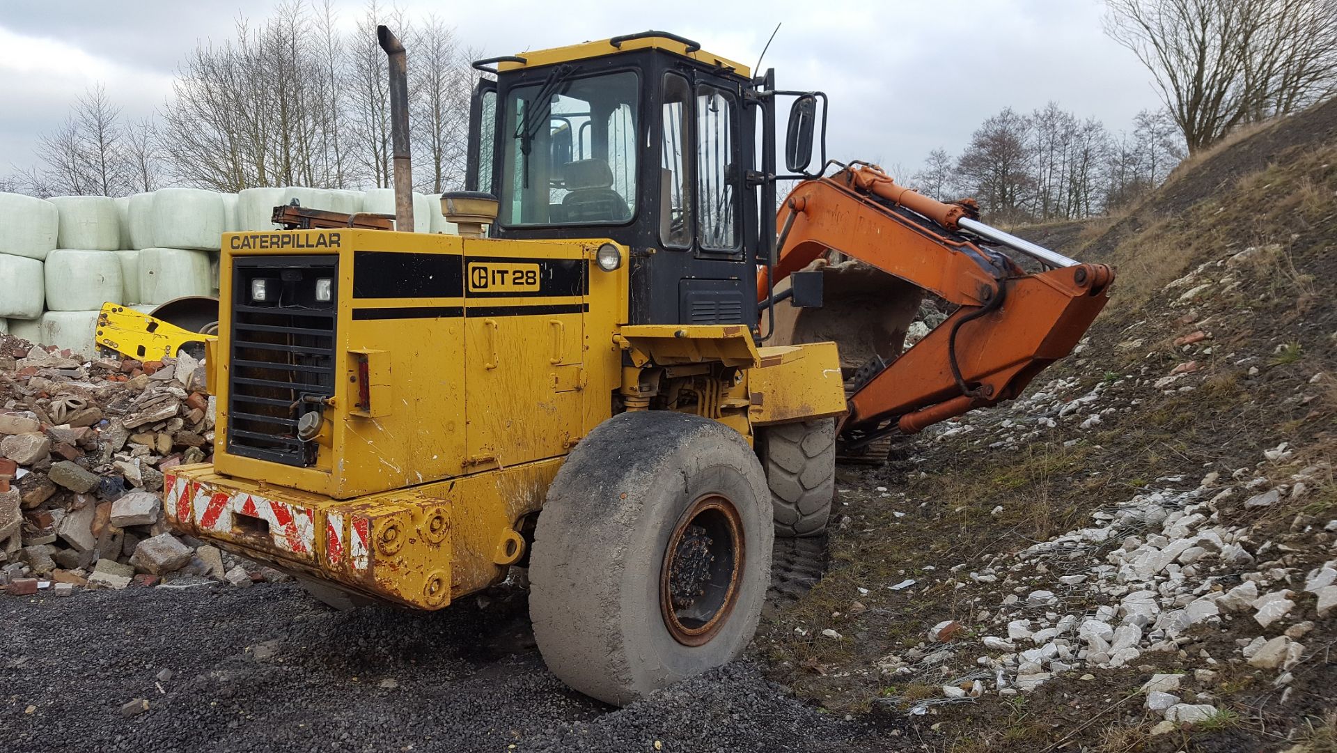 YEAR UNKNOWN CATERPILLAR IT28 SHOVEL, RUNS, DRIVES AND LIFTS - COME STRAIGHT FROM SITE *PLUS VAT* - Image 2 of 6