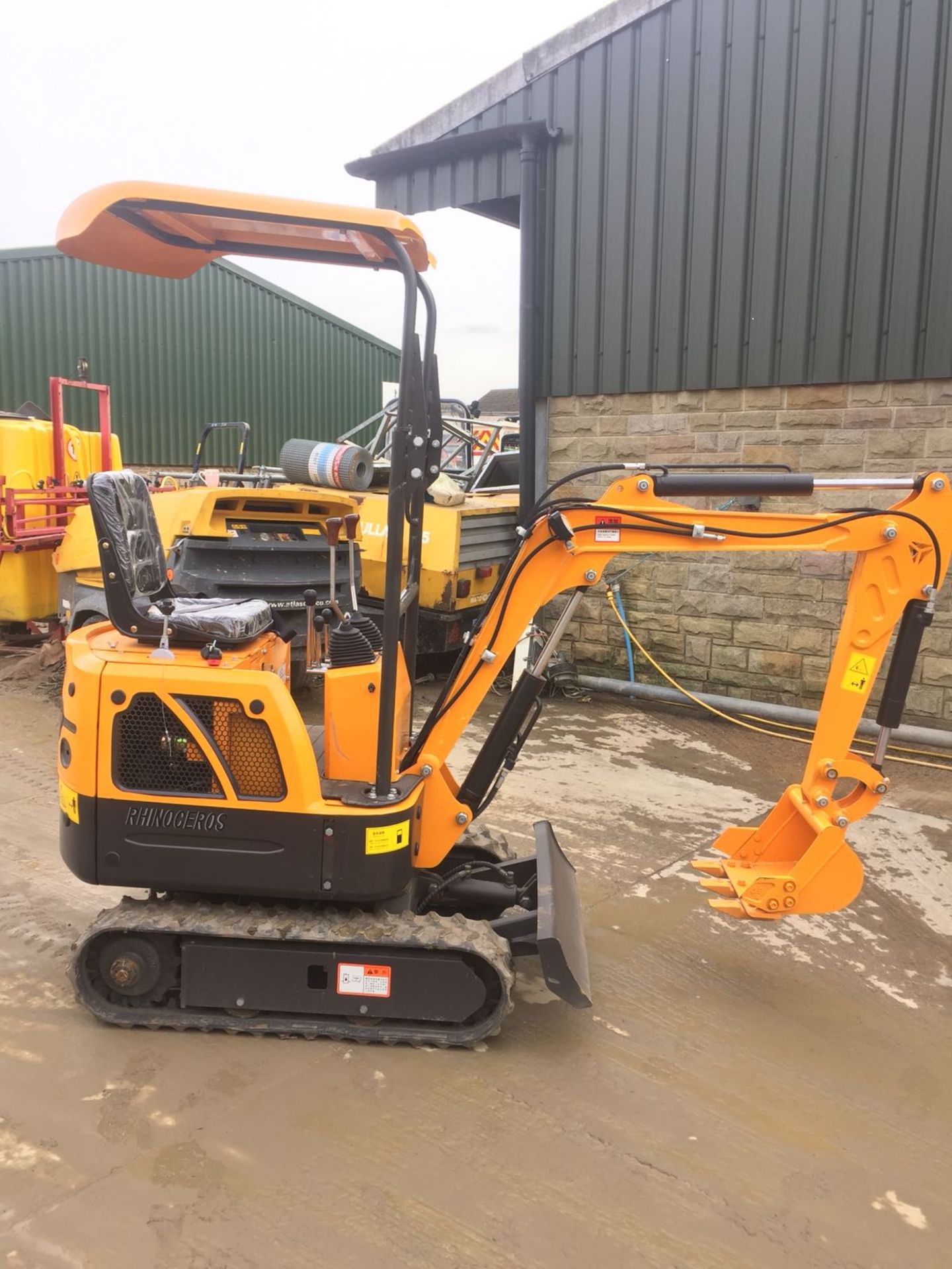 BRAND NEW MINI TRACKED EXCAVATOR MICRO RHINOCEROS XN08 *PLUS VAT* - Image 3 of 16