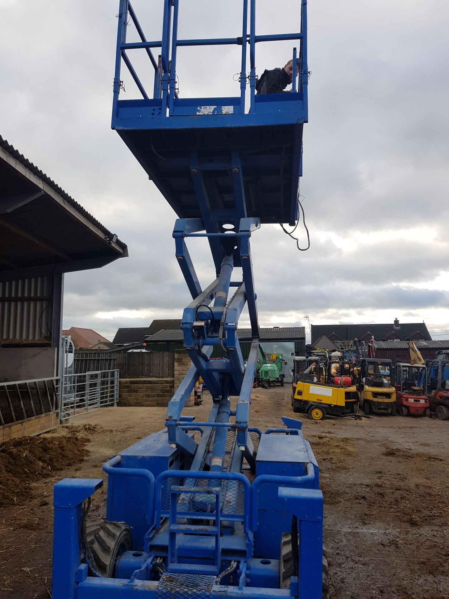 GENIE SKYJACK SCISSOR LIFT SJ6826RT 4WD SHOWING 1,696 HOURS *PLUS VAT* - Image 7 of 7