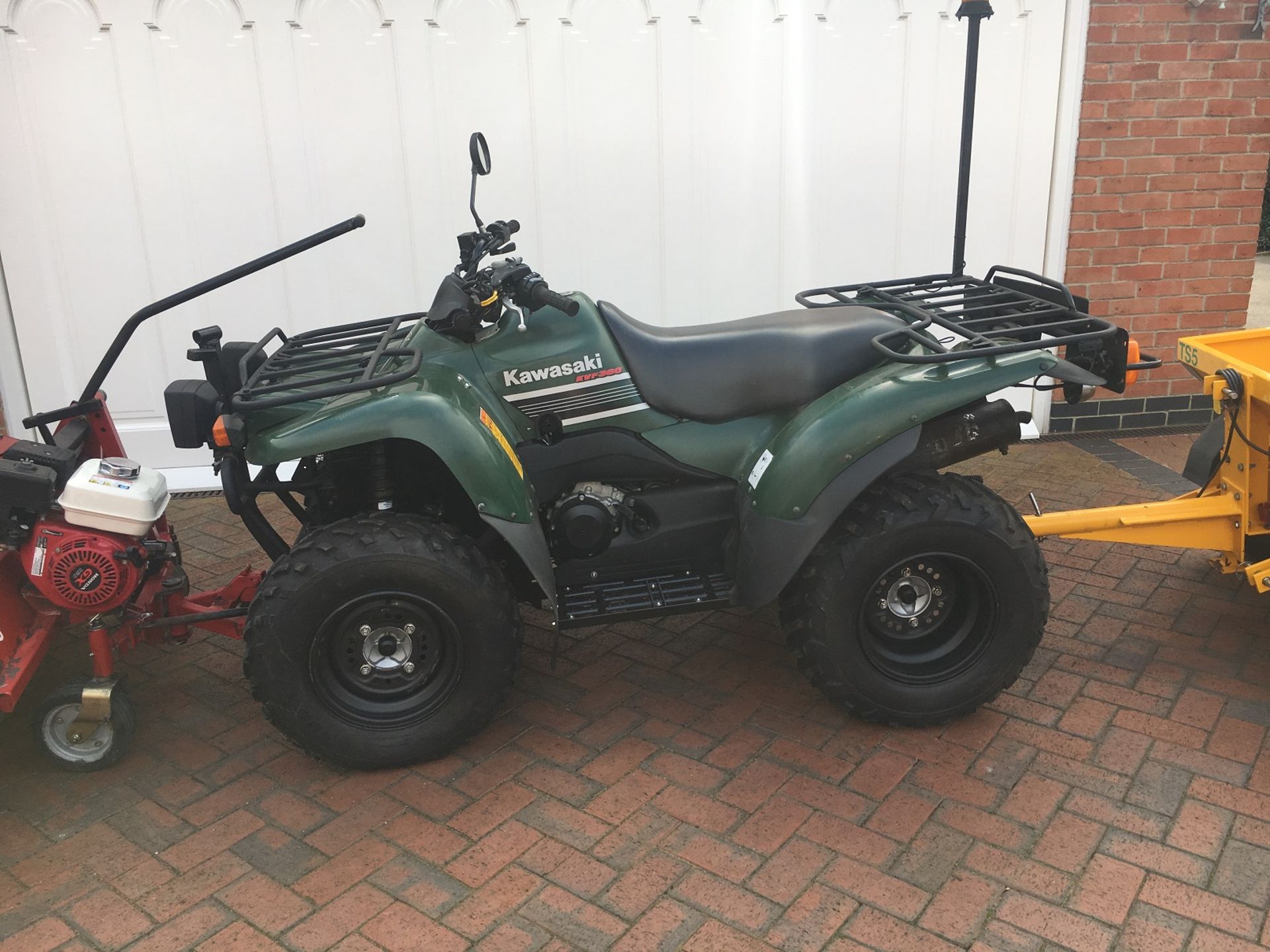 KAWASAKI KVF360 QUAD C/W LOGIC POWERED BRUSH & REAR GRITTER, ONLY 378 MILES GENUINE *PLUS VAT* - Bild 2 aus 6