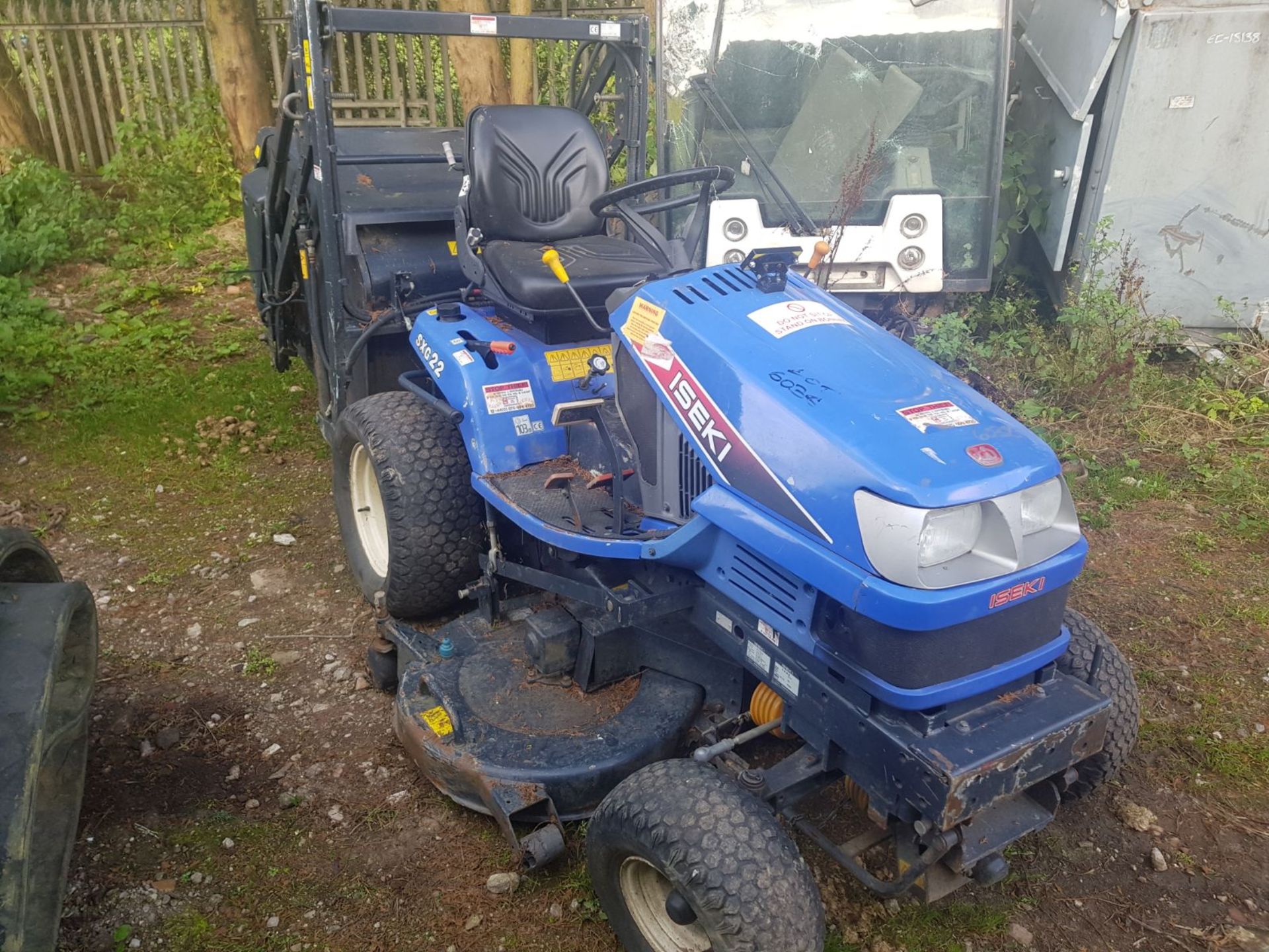 ISEKI SXG 22 RIDE ON LAWN MOWER WITH HIGH TIP REAR GRASS COLLECTOR *PLUS VAT*