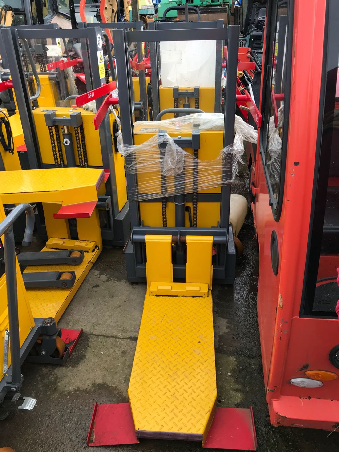 WARRIOR YM250 12V BATTERY DRIVEN PALLET TRUCK *PLUS VAT* - Image 3 of 4