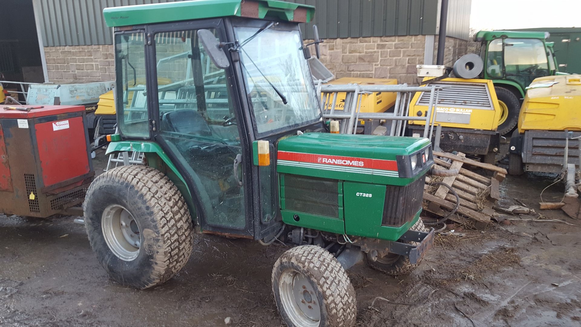 RANSOMES CT325 COMPACT TRACTOR, 25HP, 3 CYLINDER DIESEL ENGINE, CAB, TURF TYRES ,SPOOL VALVES