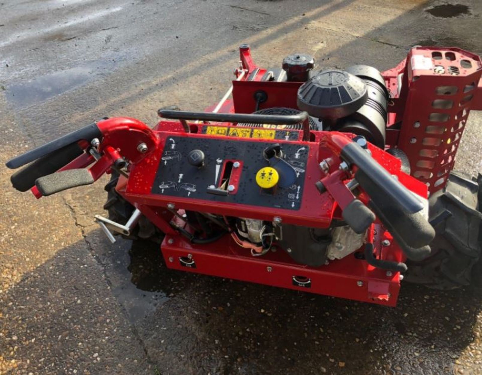 FERRIS 48" CUT DUAL HYDRO DRIVE BANK MOWER, IMMACULATE CONDITION, ZERO TURN *PLUS VAT* - Image 4 of 6