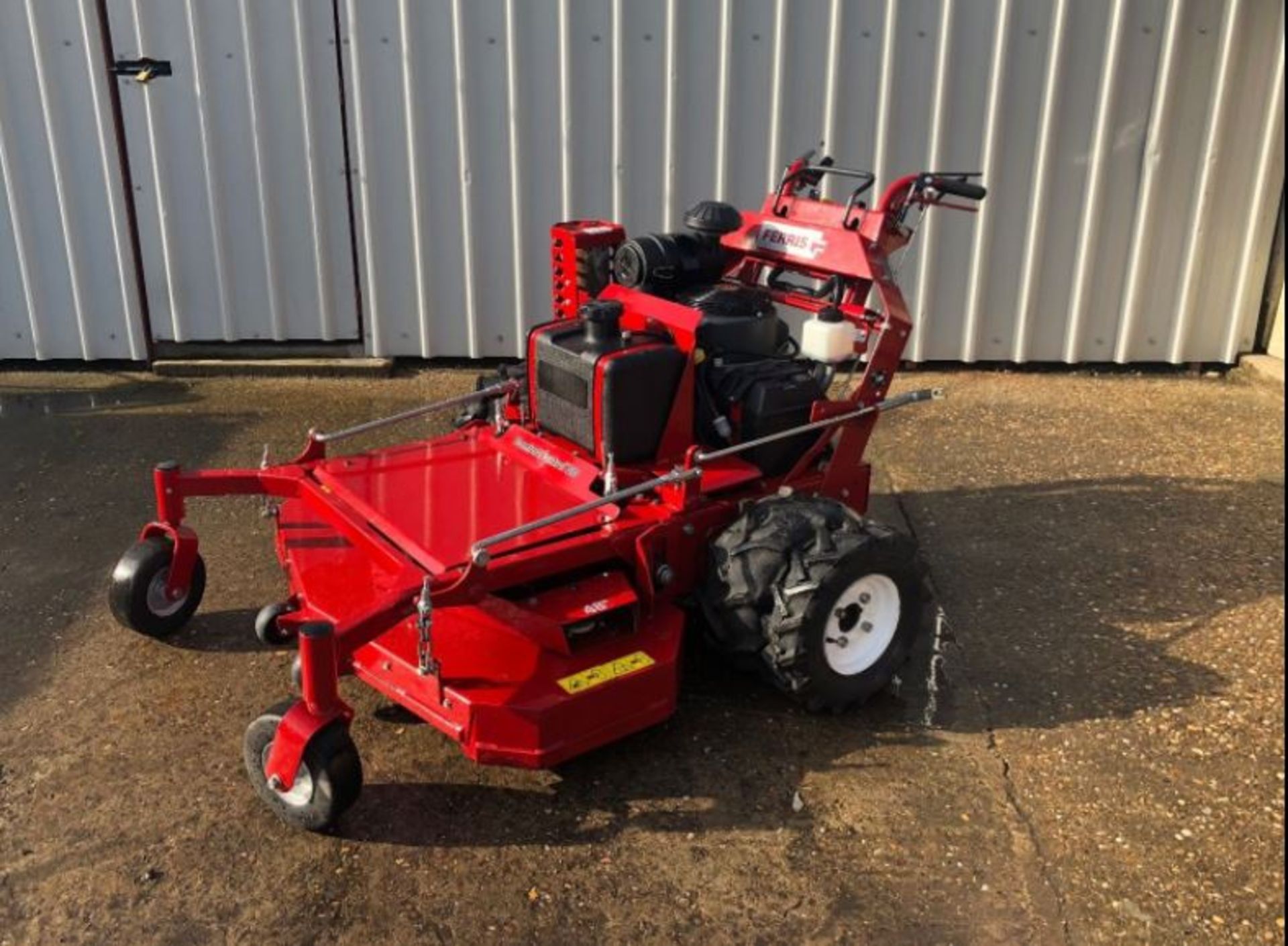 FERRIS 48" CUT DUAL HYDRO DRIVE BANK MOWER, IMMACULATE CONDITION, ZERO TURN *PLUS VAT* - Image 3 of 6