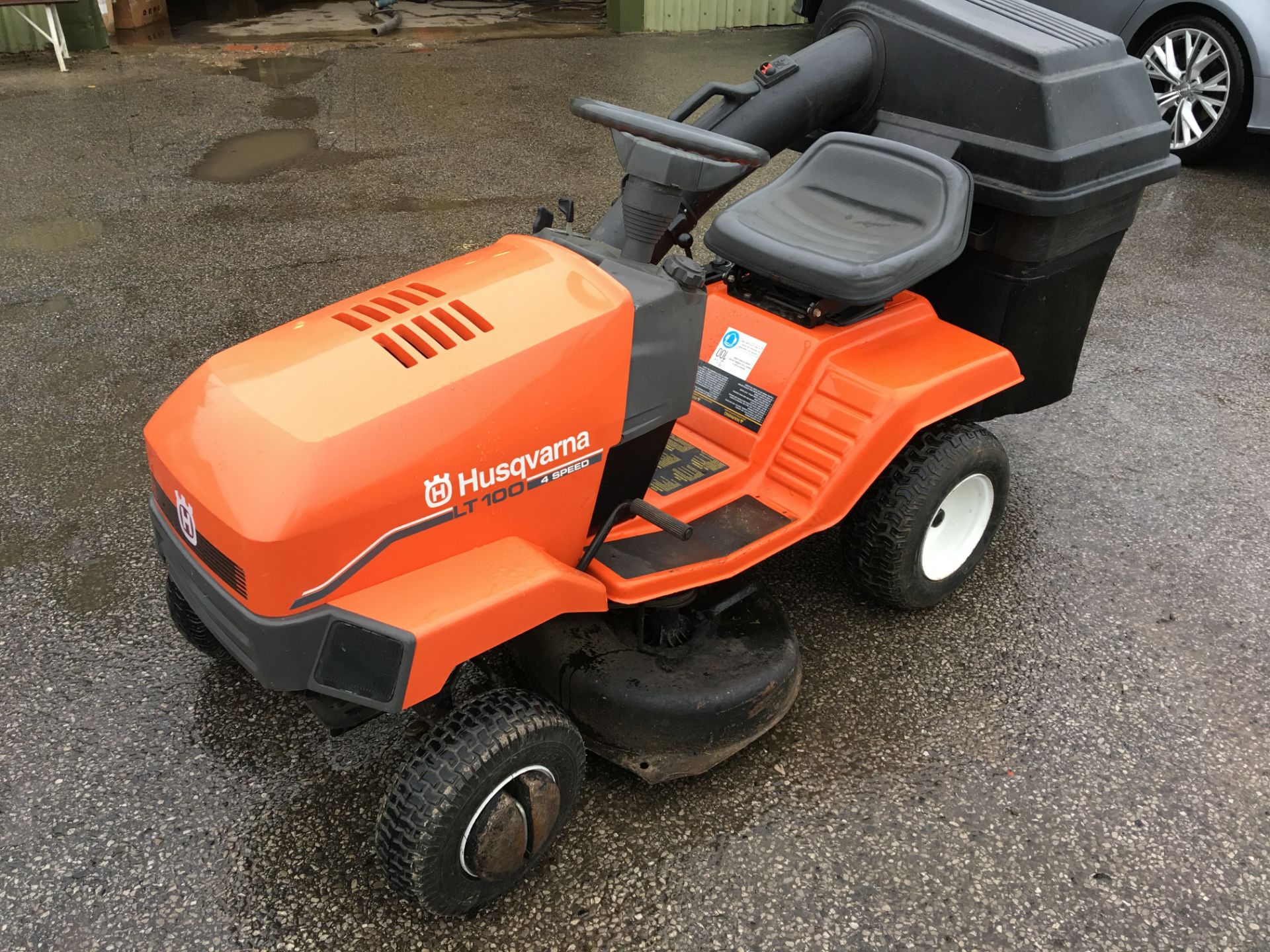 YEAR UNKNOWN HUSQVARNA LT 100 4 SPEED RIDE ON LAWN MOWER *NO VAT* - Image 3 of 12