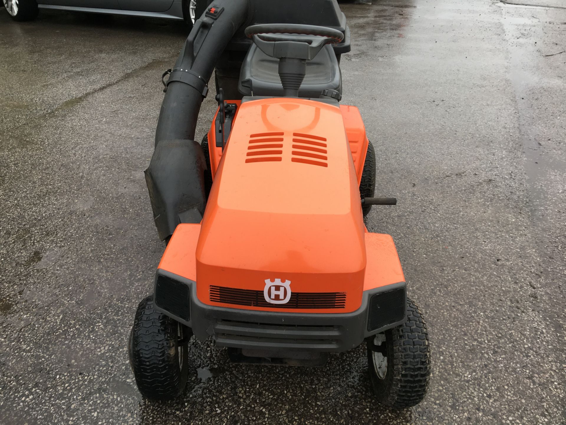 YEAR UNKNOWN HUSQVARNA LT 100 4 SPEED RIDE ON LAWN MOWER *NO VAT* - Image 2 of 12