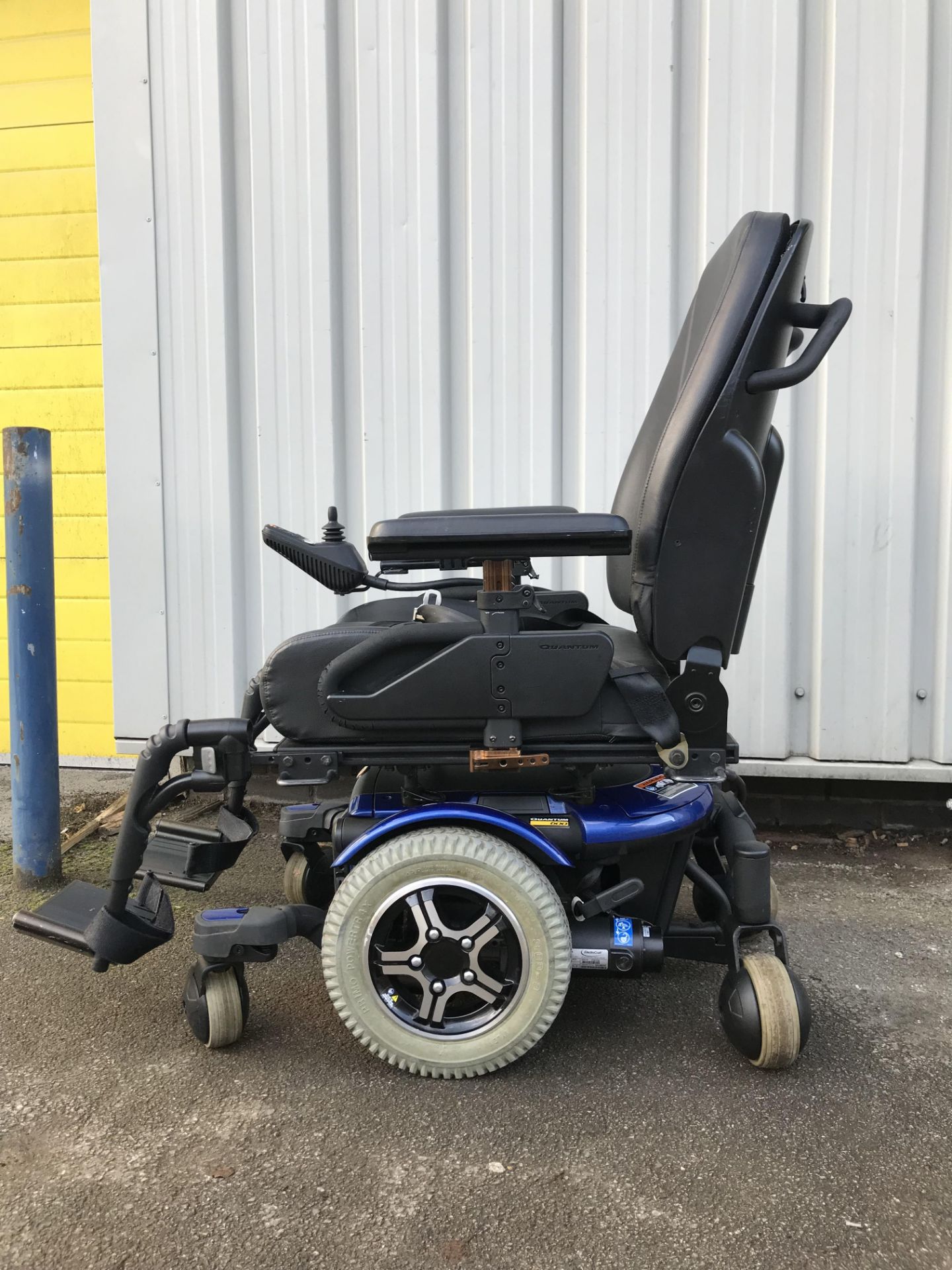 PRIDE Q600 MID WHEEL DRIVE POWER WHEELCHAIR - Image 5 of 6