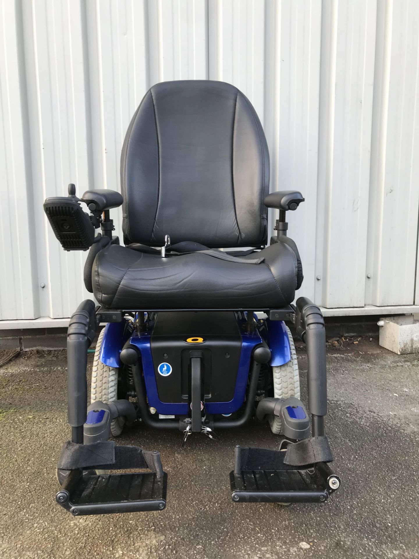 PRIDE Q600 MID WHEEL DRIVE POWER WHEELCHAIR - Image 4 of 6