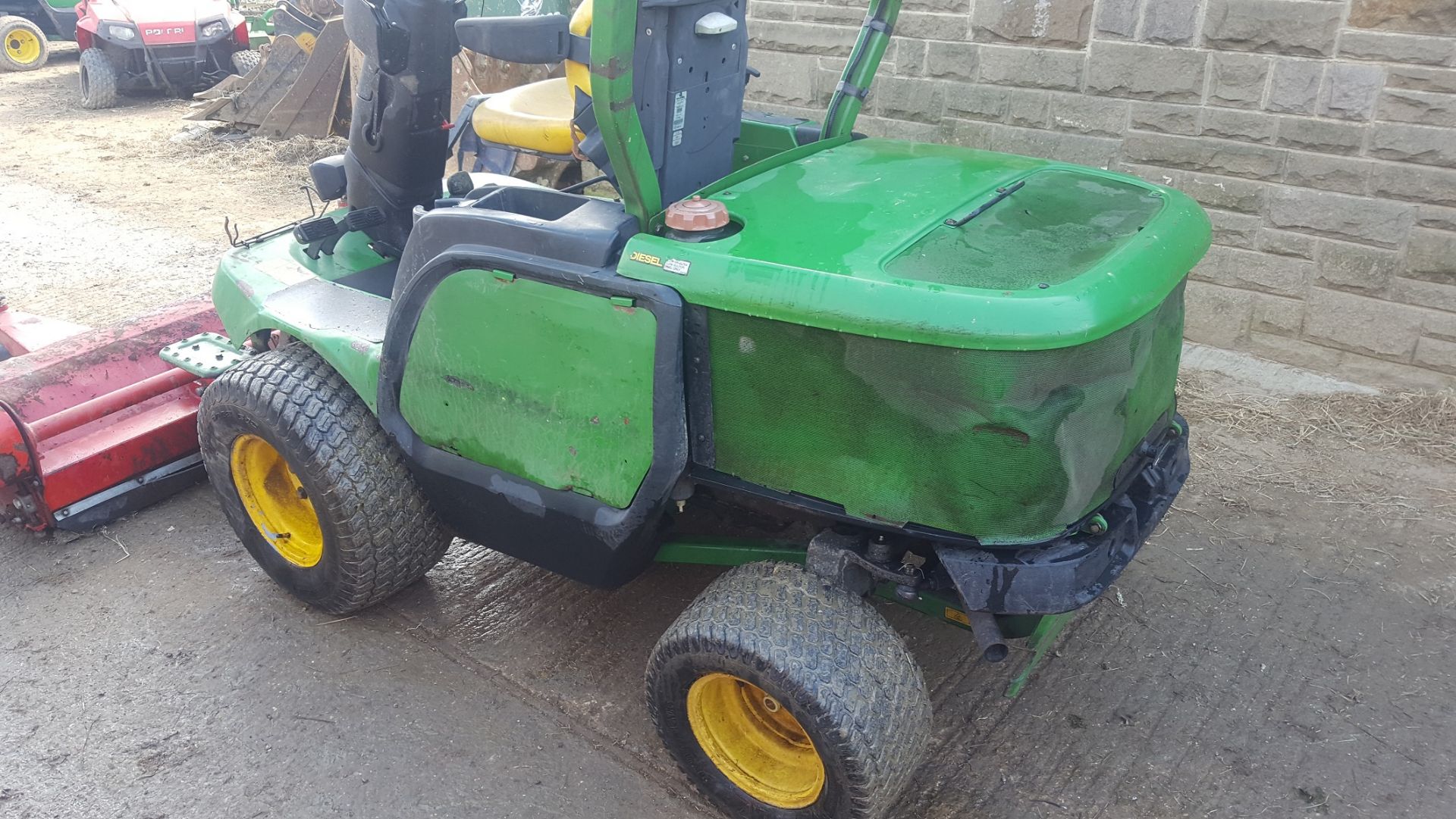 YEAR UNKNOWN JOHN DEERE 1545 SERIES II 4WD DIESEL RIDE ON LAWN MOWER *PLUS VAT* - Image 3 of 8