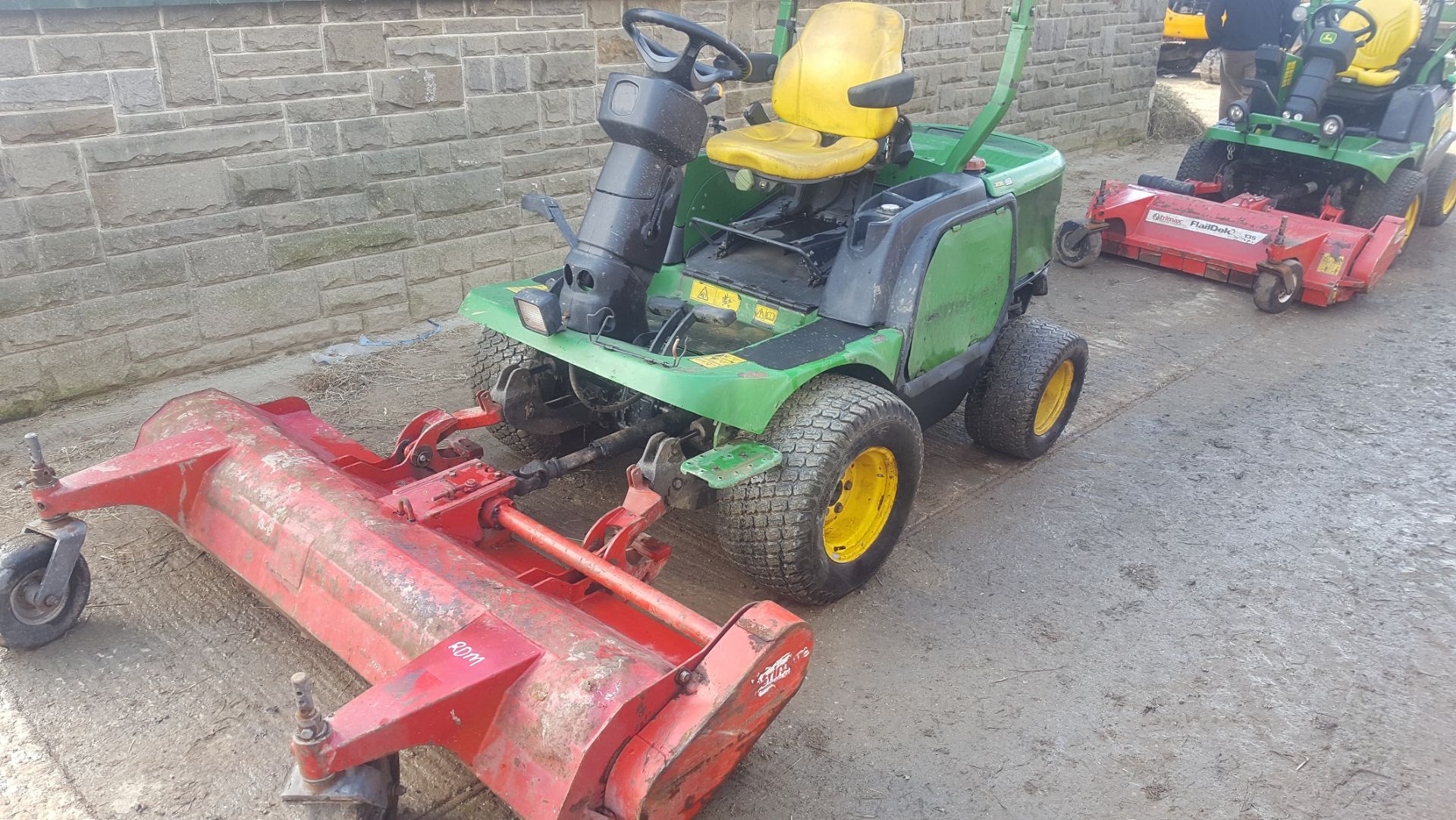 YEAR UNKNOWN JOHN DEERE 1545 SERIES II 4WD DIESEL RIDE ON LAWN MOWER *PLUS VAT* - Image 2 of 8