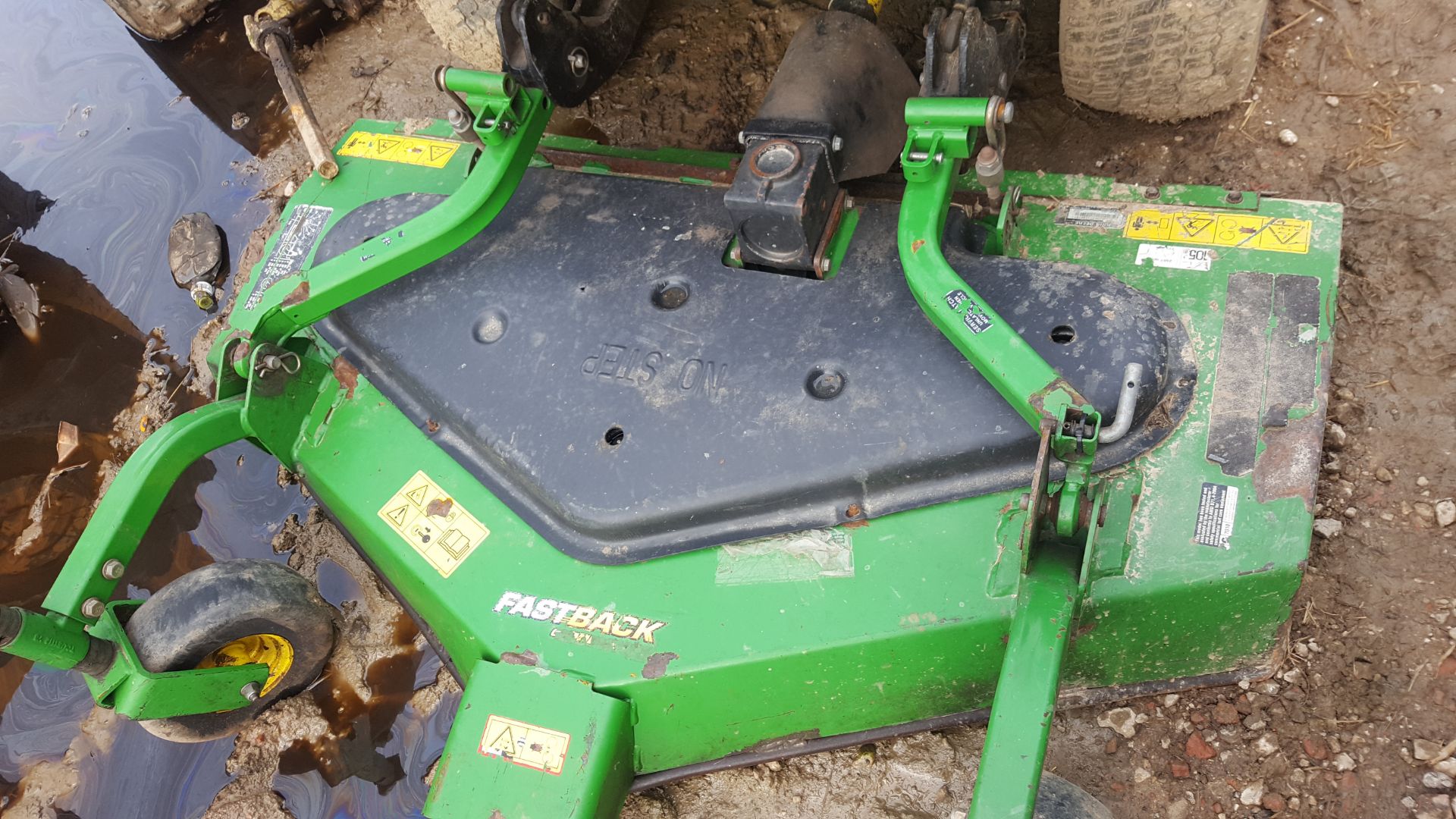 2012 JOHN DEERE 1445 4WD SERIES 2 RIDE ON LAWN MOWER, FLAT BATTERY BUT WORKS AS IT SHOULD *PLUS VAT* - Image 2 of 5