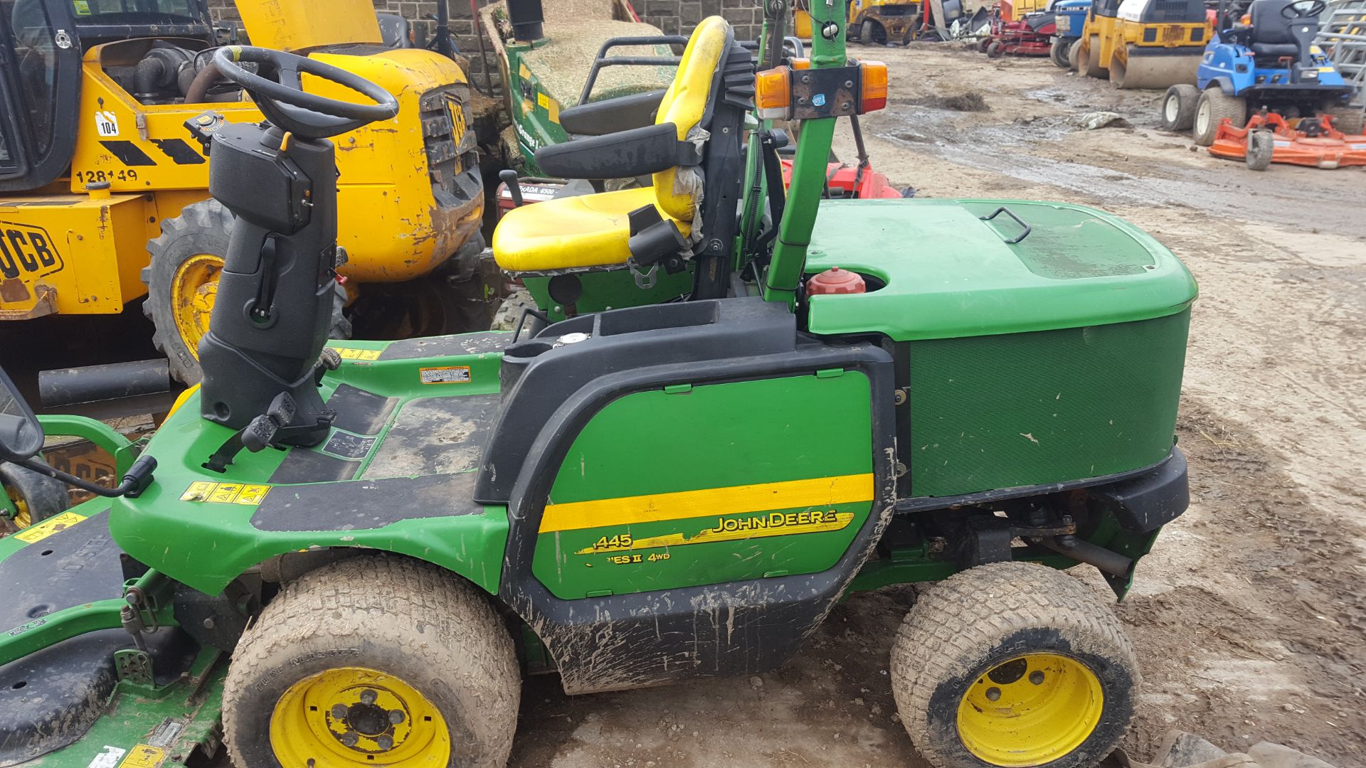 2012 JOHN DEERE 1445 4WD SERIES 2 RIDE ON LAWN MOWER, FLAT BATTERY BUT WORKS AS IT SHOULD *PLUS VAT*