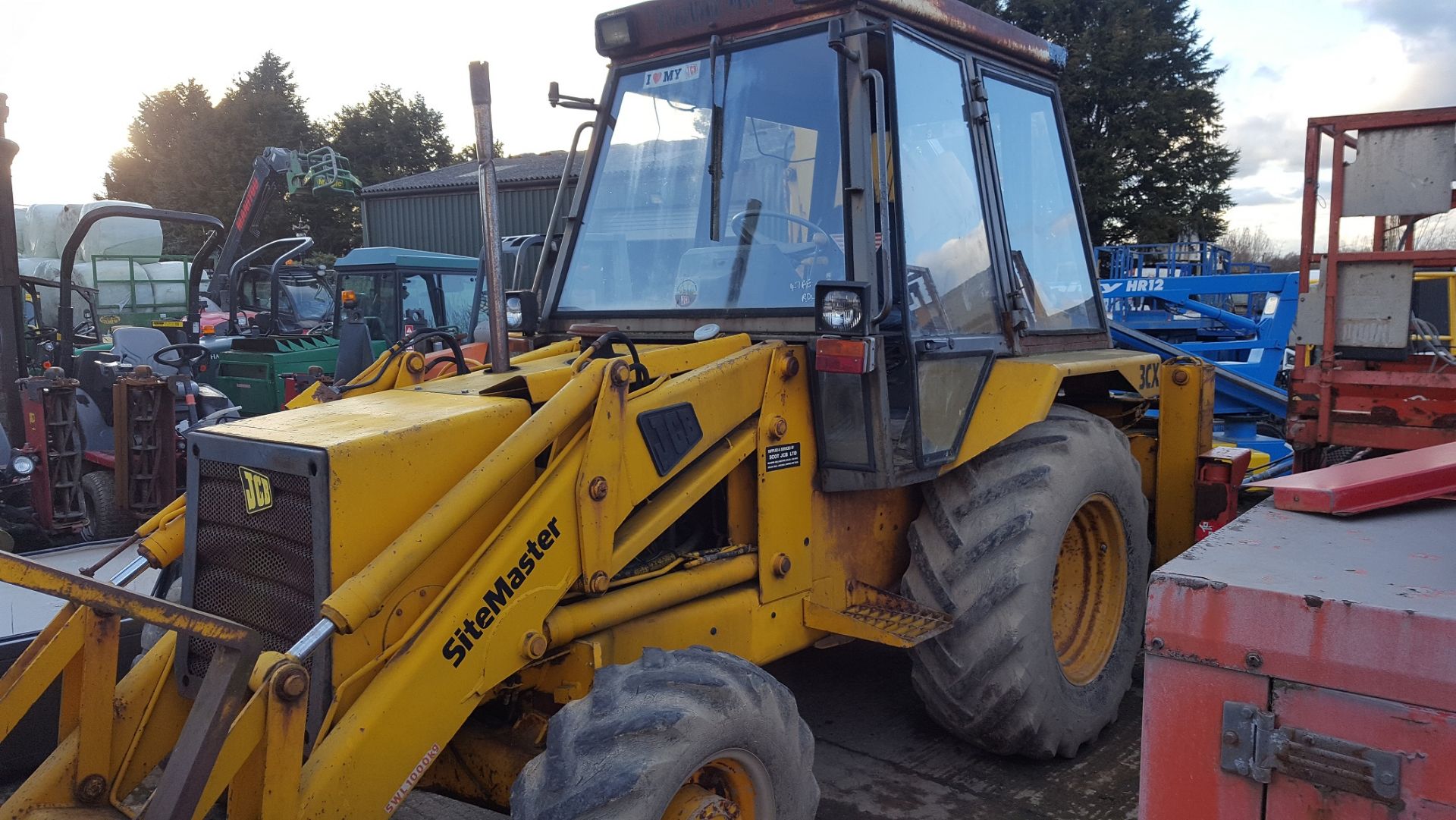 1988 JCB 3CX YELLOW DIESEL TRACTOR WITH DIGGER/HOE, SHOWING 1 FORMER KEEPER *PLUS VAT* - Image 3 of 7
