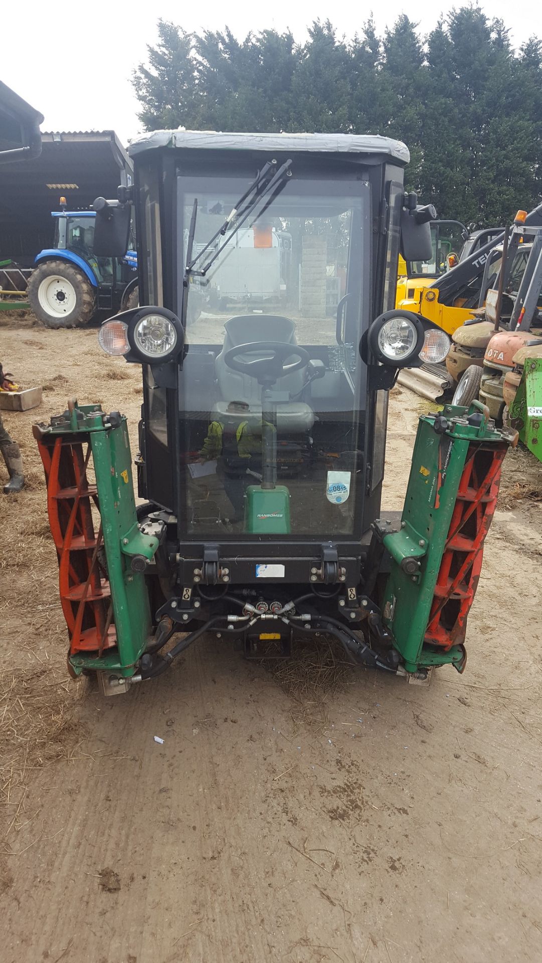 2012 RANSOMES PARKWAY 3 REEL RIDE ON LAWN MOWER WITH CAB *PLUS VAT* - Bild 2 aus 13