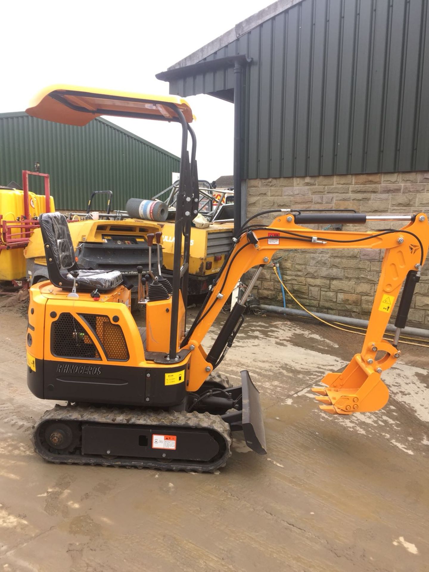 BRAND NEW MINI TRACKED EXCAVATOR MICRO RHINOCEROS XN08 *PLUS VAT* - Image 6 of 14