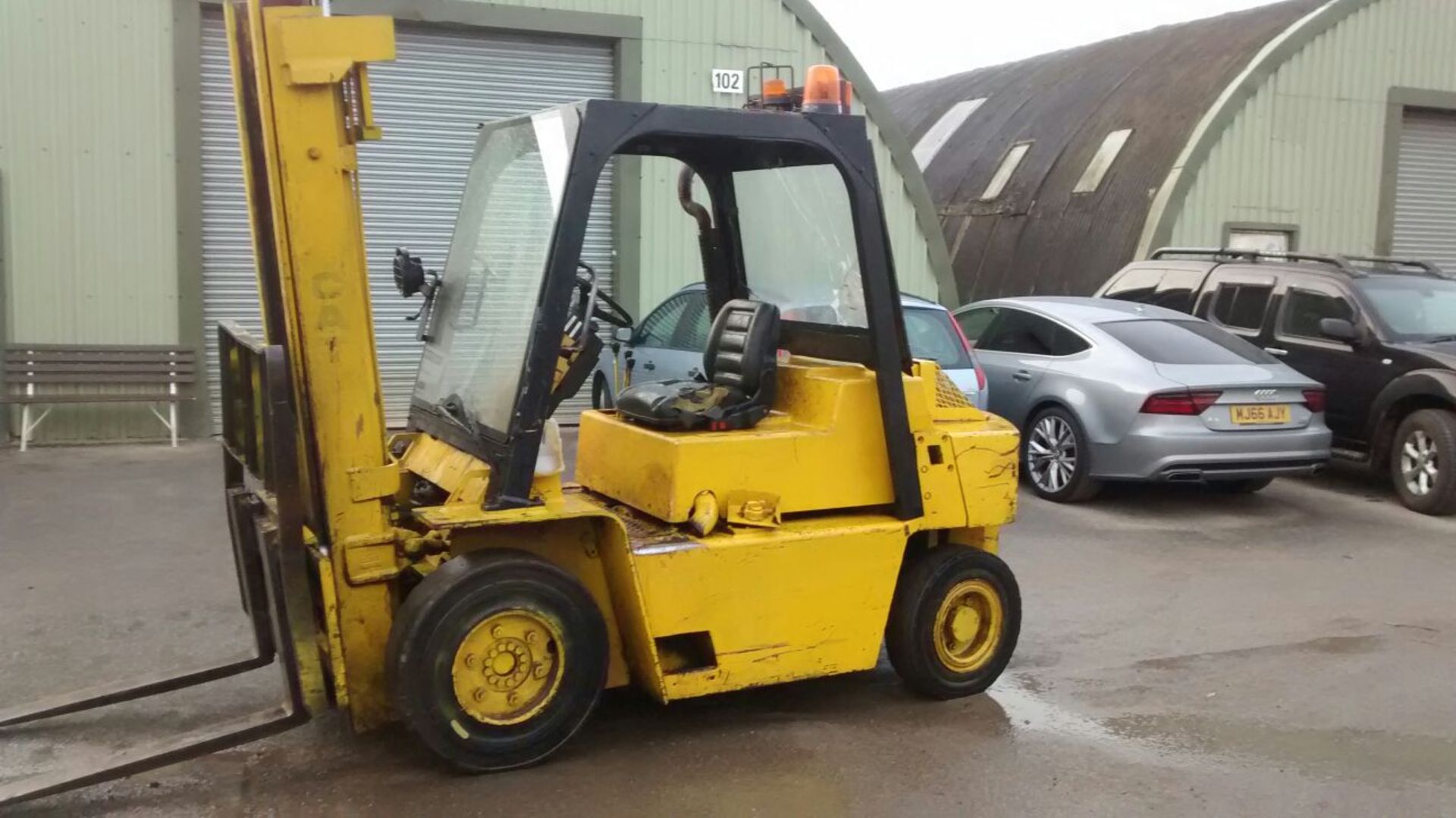 CATERPILLAR 4 TONNE DIESEL FORKLIFT, STARTS, DRIVES & LIFTS *PLUS VAT* - Image 8 of 10