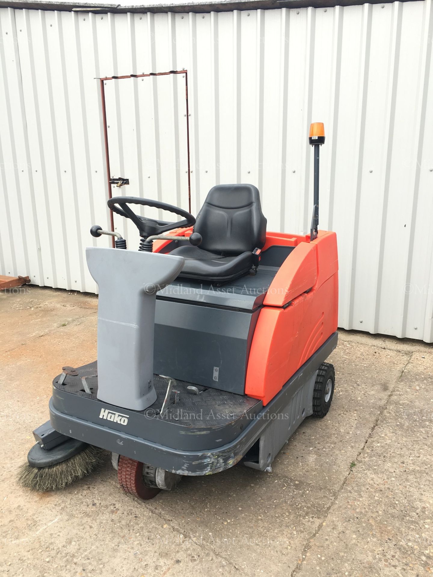 HAKO JONAS 980E RIDE ON SWEEPER, ELECTRIC, YEAR 2011, C/W CHARGER *PLUS VAT* - Image 2 of 5