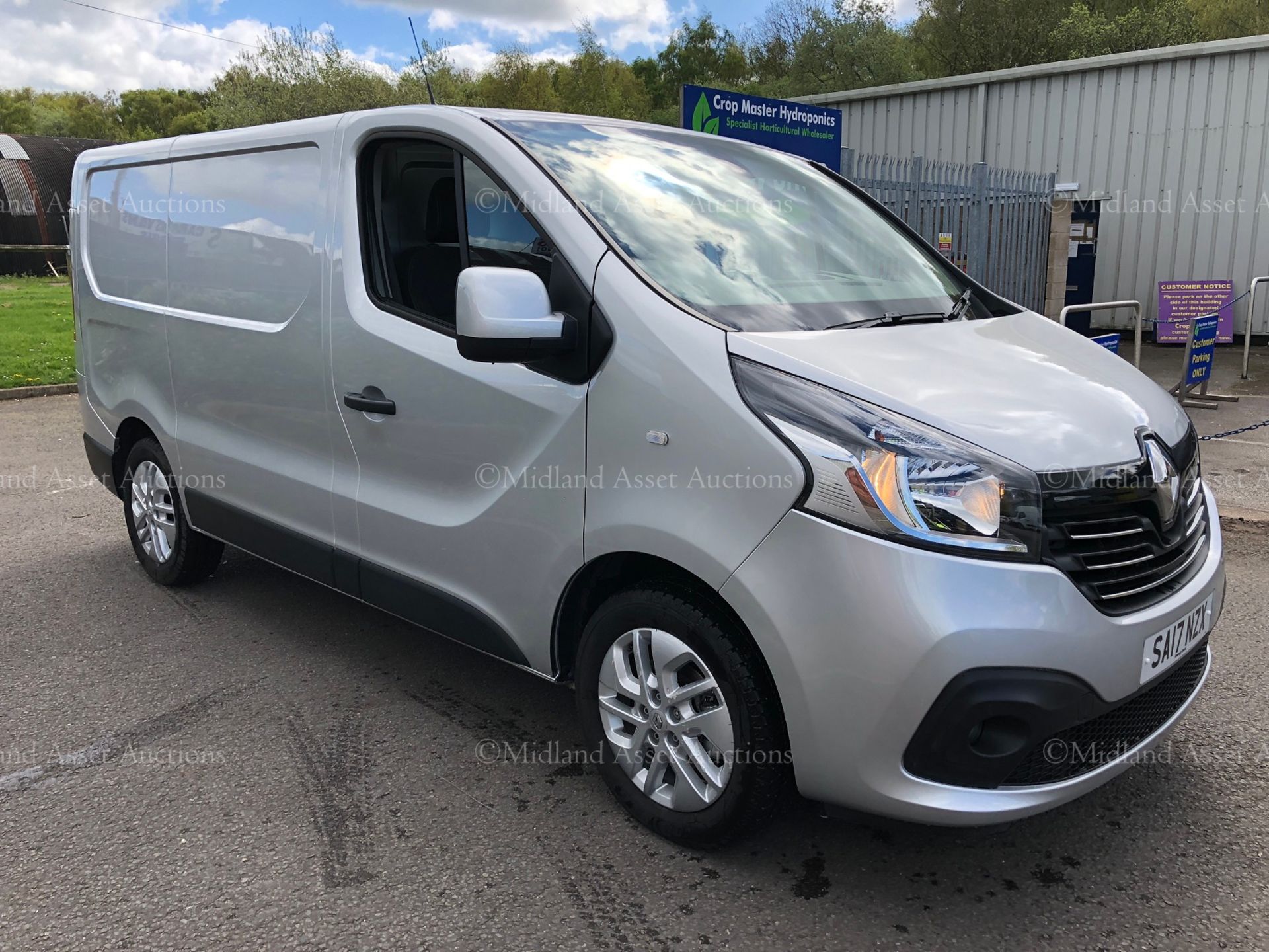 2017/17 REG RENAULT TRAFIC SL27 125PS SPORT MODEL NAV ENERGY DIESEL PANEL VAN - 2K MILES! *NO VAT*