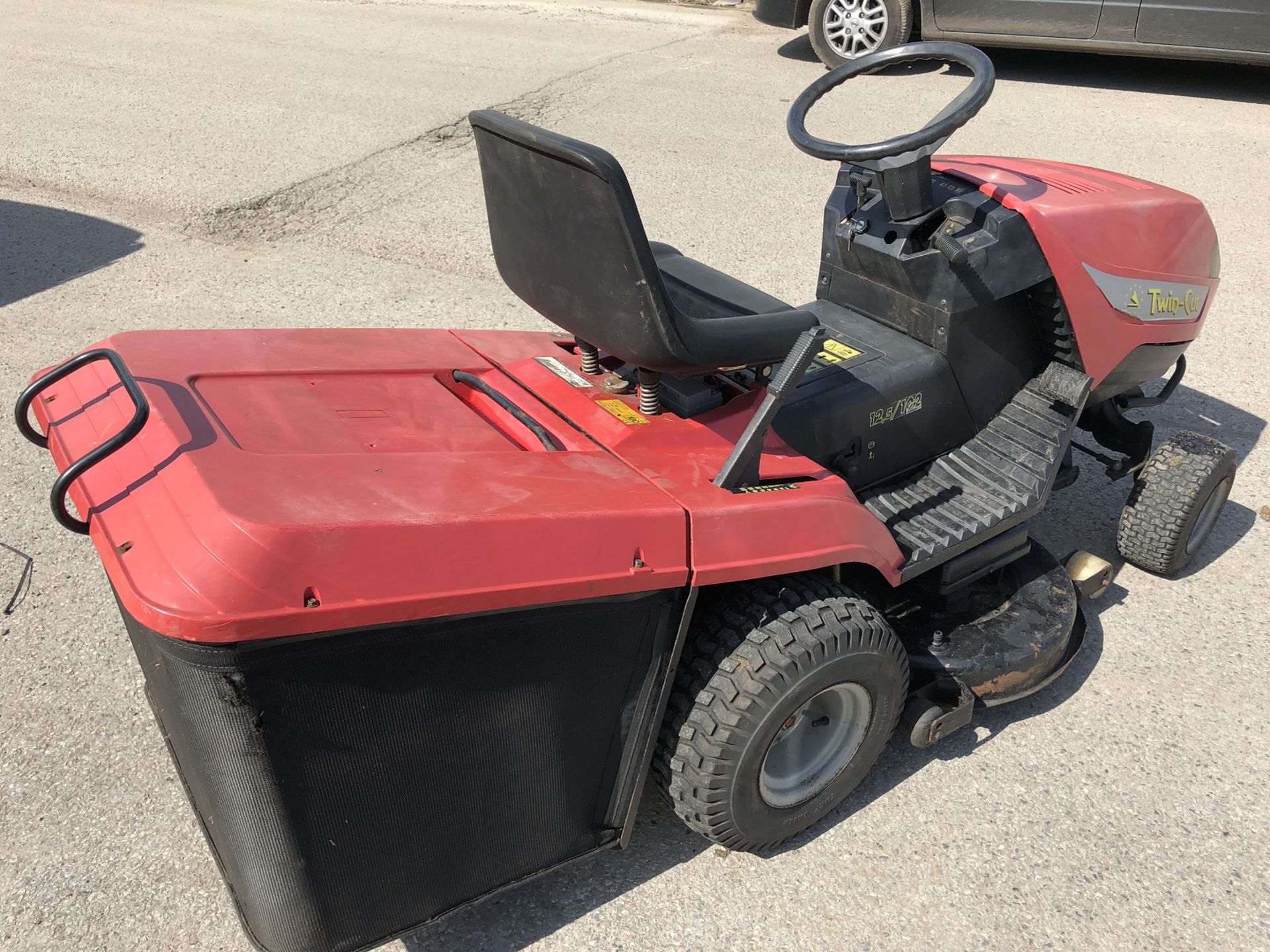 1998 CASTLEGARDEN TWIN-CUT 12,5 / 102 RIDE ON LAWN MOWER *NO VAT* - Image 5 of 11