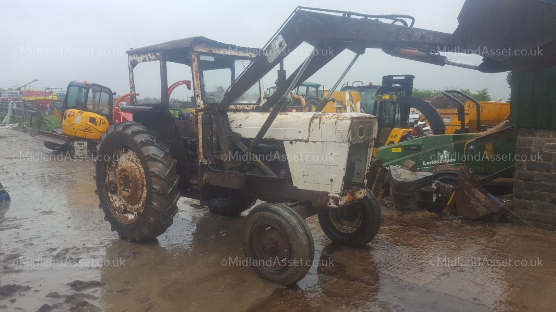 1971 DAVID BROWN VICTOR TRACTOR, STARTS WITH A JUMP PACK, DRIVES AND LIFTS *PLUS VAT*