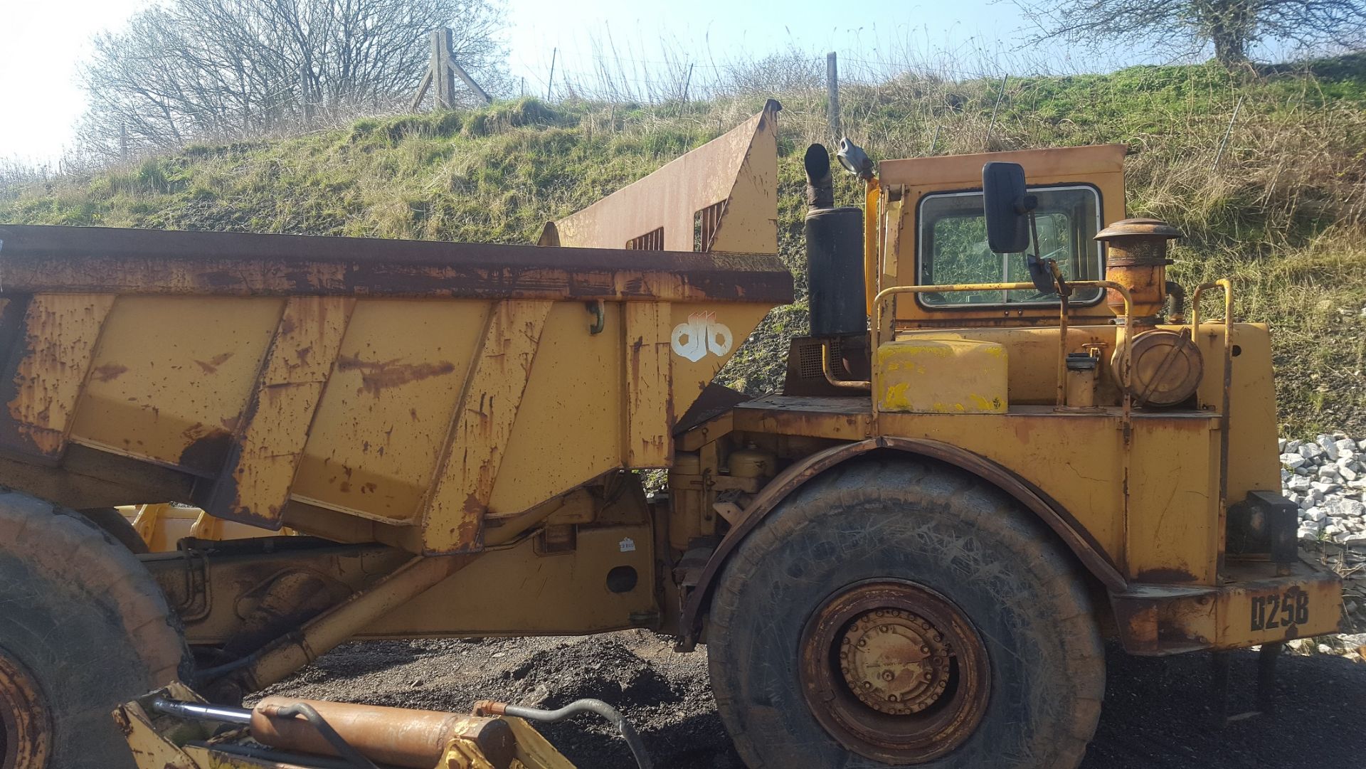 YEAR UNKNOWN CATERPILLAR D25B TIPPER, STARTS, RUNS AND TIPS *PLUS VAT* - Image 14 of 14