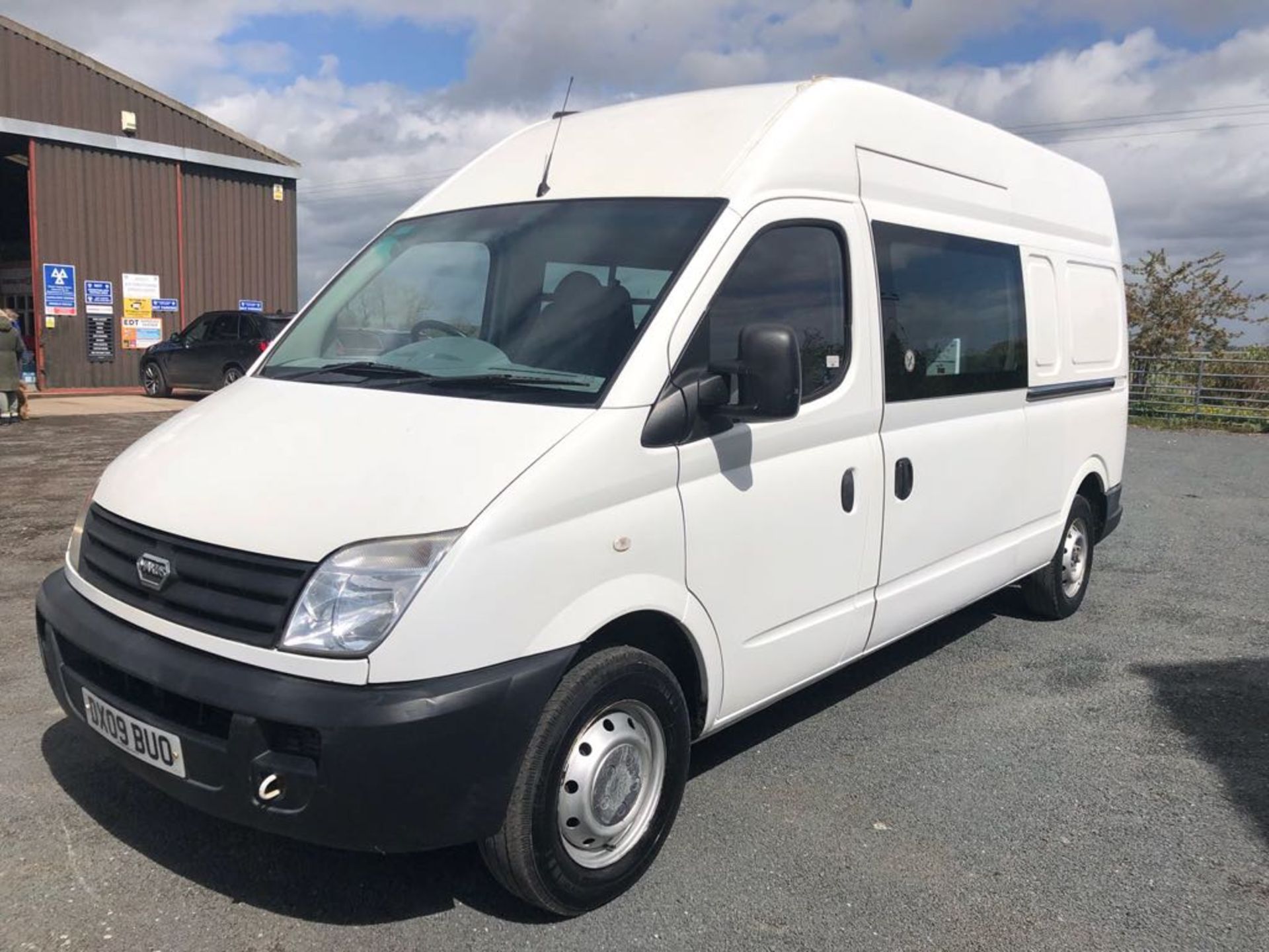 2009/09 REG LDV MAXUS 3.5T 120 LWB DIESEL WELFARE VAN WITH TOILET, HANDWASH, 8 SEATS ETC *NO VAT* - Image 2 of 12