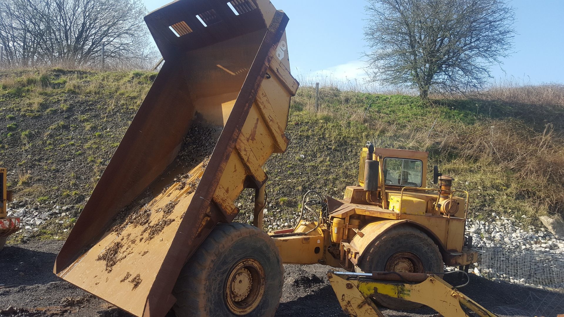 YEAR UNKNOWN CATERPILLAR D25B TIPPER, STARTS, RUNS AND TIPS *PLUS VAT* - Image 2 of 14