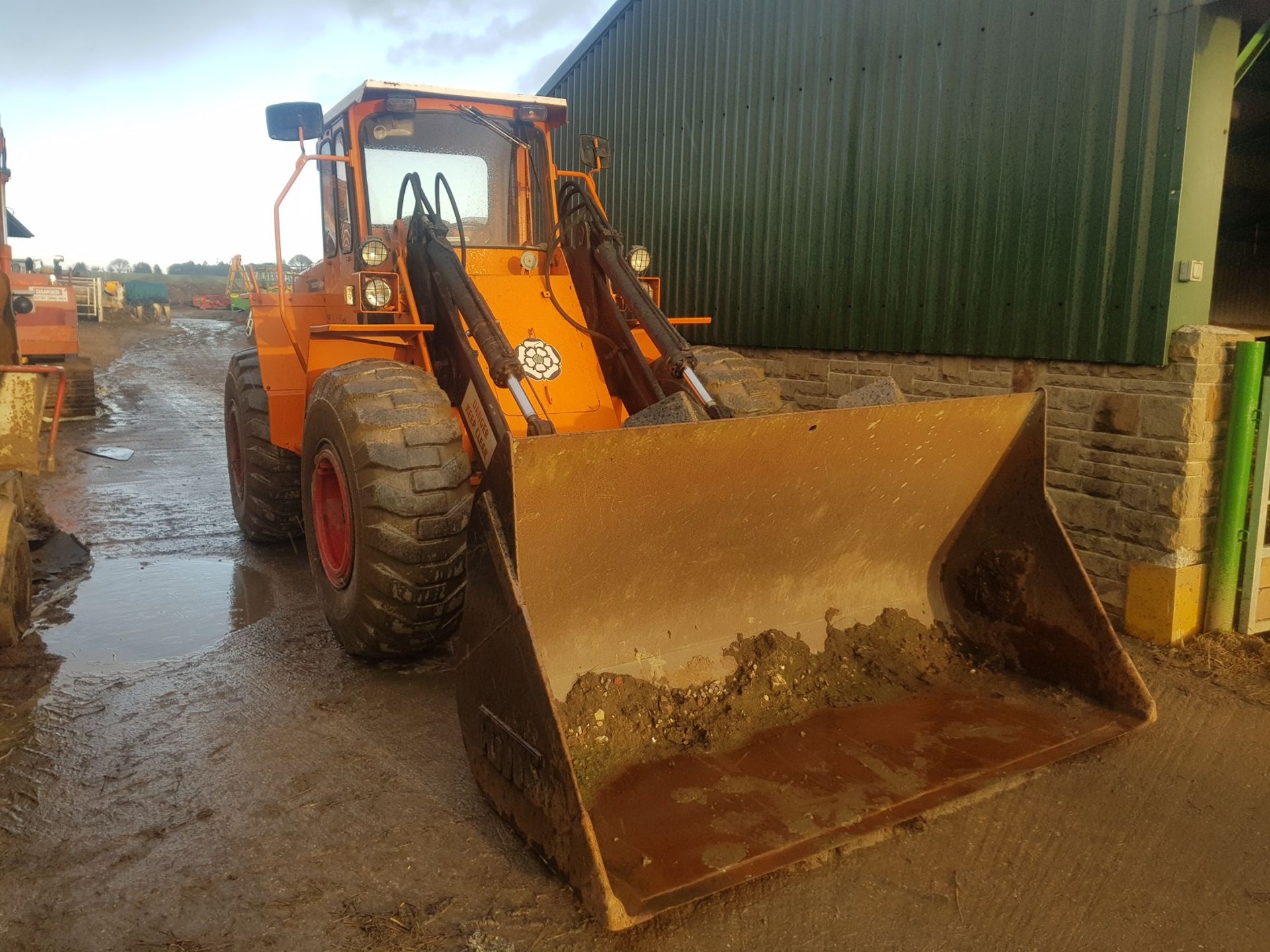 VOLVO BM4400 WITH BUCKET LOADING SHOVEL, SHOWING 31,311 HOURS (UNVERIFIED) *PLUS VAT* - Image 2 of 6