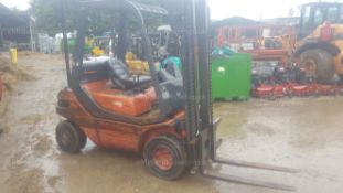 1994 LINDE H25D FLT FORKLIFT, STARTS, DRIVES AND LIFTS. 2.5 TON CAPACITY, LIGHT BEACONS *PLUS VAT*