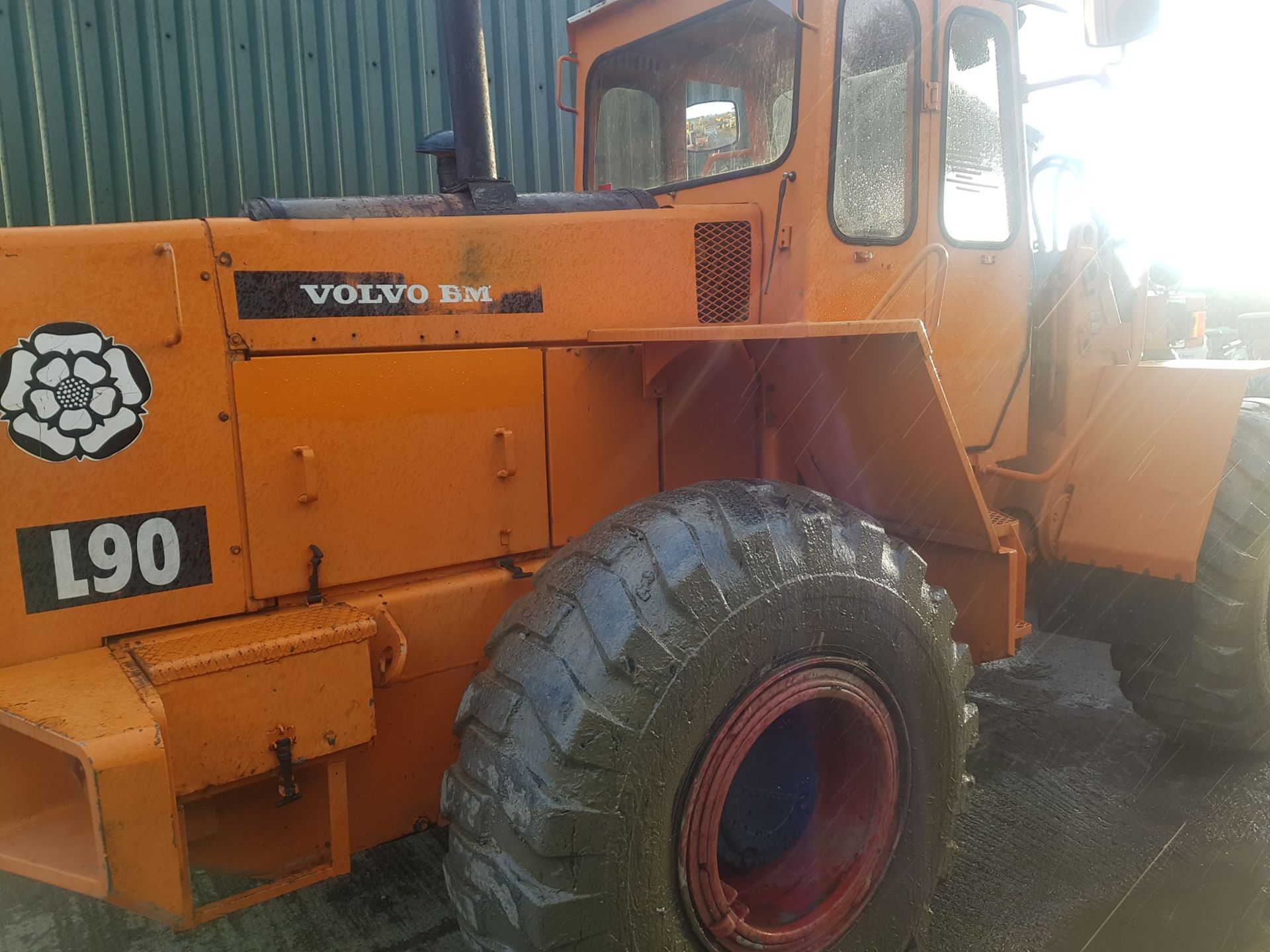 VOLVO BM4400 WITH BUCKET LOADING SHOVEL, SHOWING 31,311 HOURS (UNVERIFIED) *PLUS VAT* - Image 3 of 6