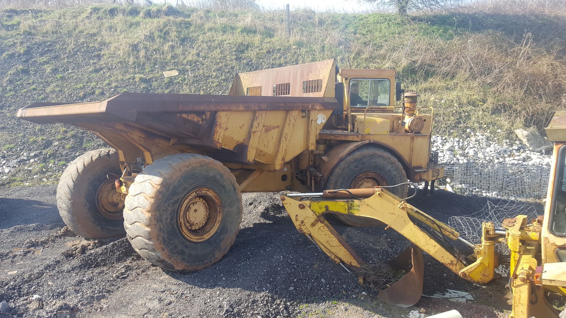 YEAR UNKNOWN CATERPILLAR D25B TIPPER, STARTS, RUNS AND TIPS *PLUS VAT* - Image 3 of 14