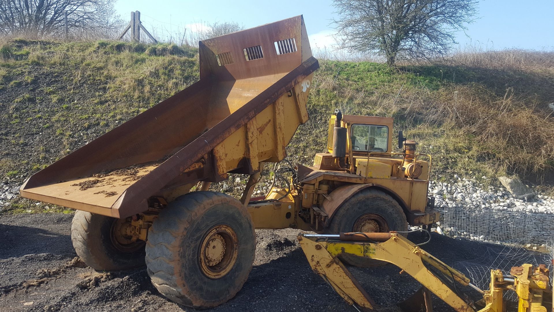 YEAR UNKNOWN CATERPILLAR D25B TIPPER, STARTS, RUNS AND TIPS *PLUS VAT*