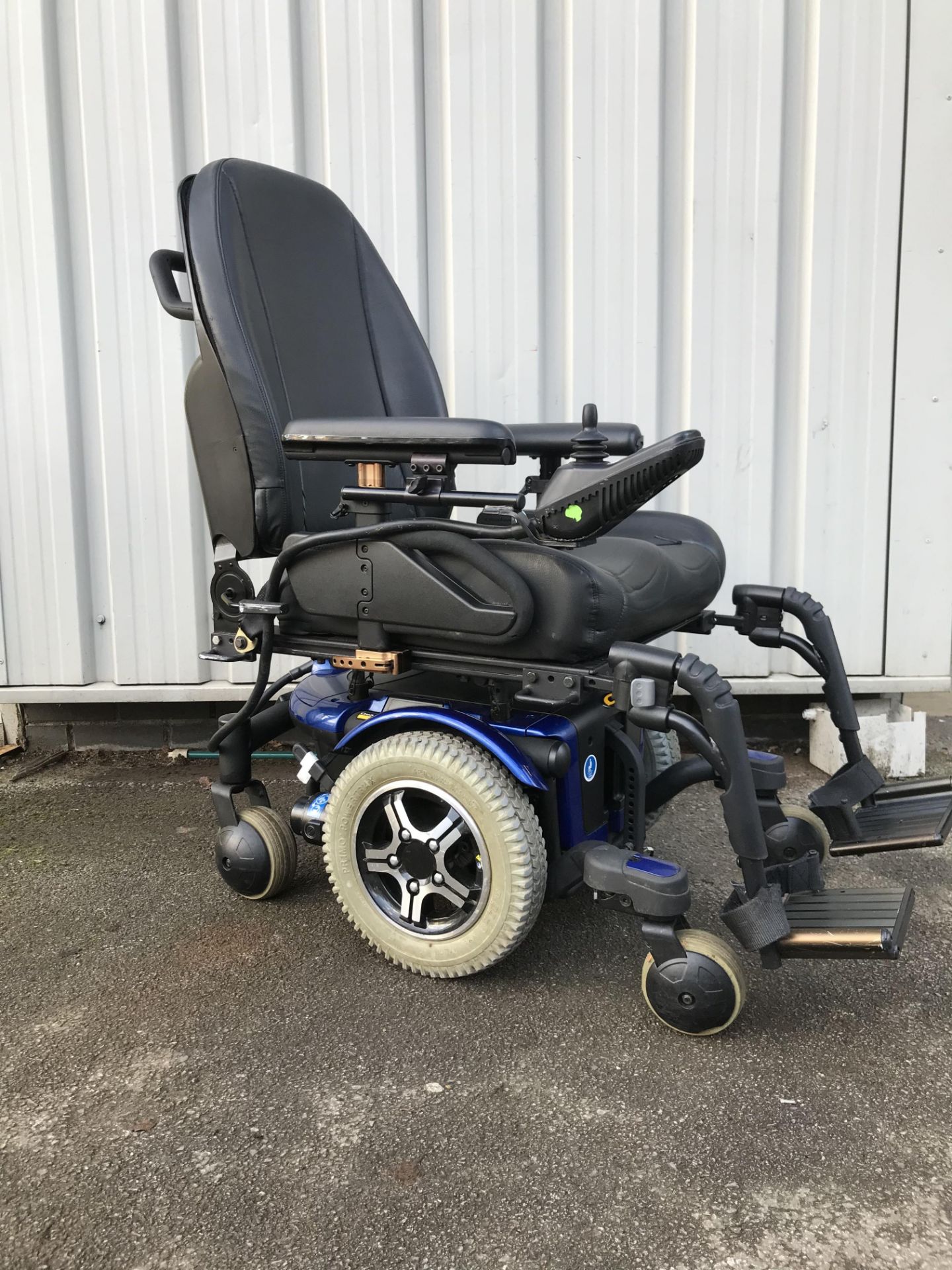 PRIDE Q600 MID WHEEL DRIVE POWER WHEELCHAIR - Image 2 of 6