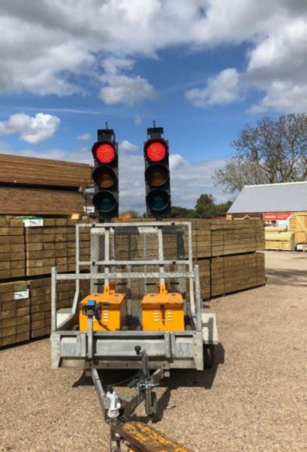 TRAFFIC LIGHTS PIKE LED LIGHTS COMPLETE WITH 110 VOLT CHARGERS ON EACH UNIT & TRAILER *PLUS VAT* - Image 2 of 6