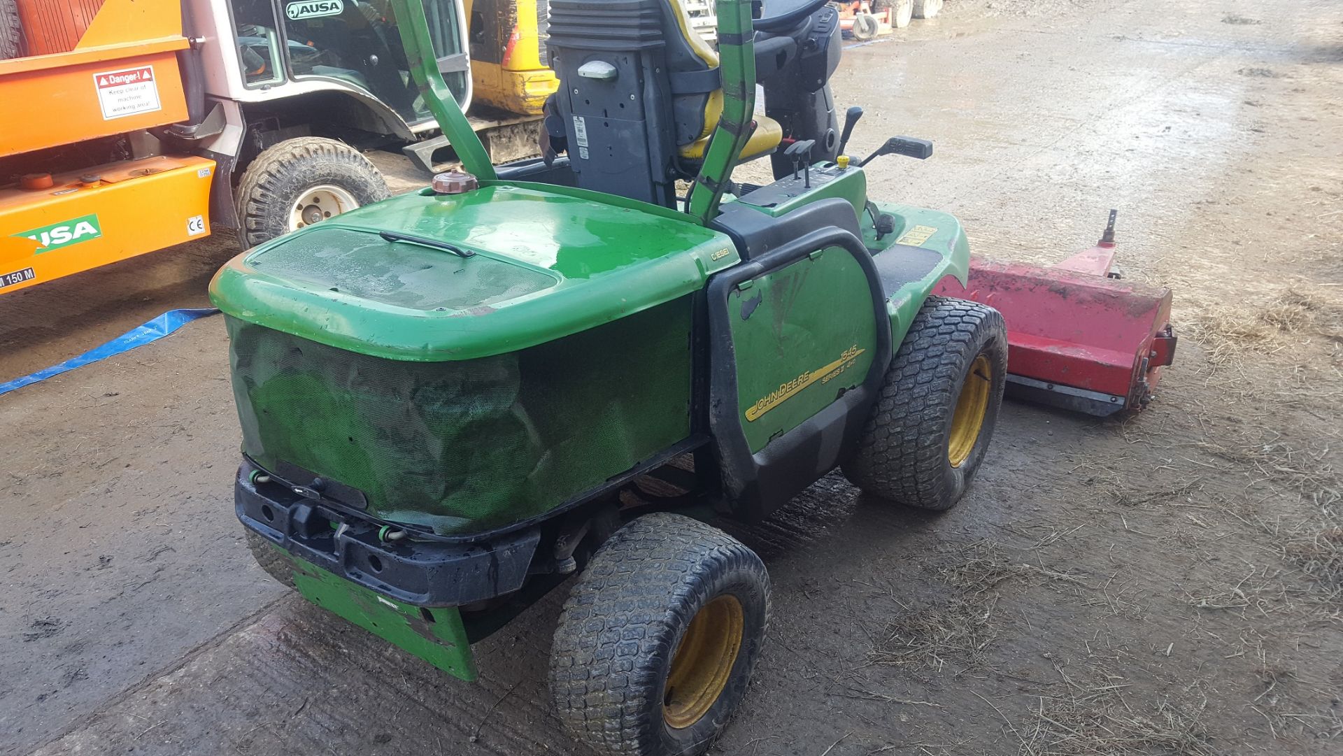 YEAR UNKNOWN JOHN DEERE 1545 SERIES II 4WD DIESEL RIDE ON LAWN MOWER *PLUS VAT* - Image 4 of 8