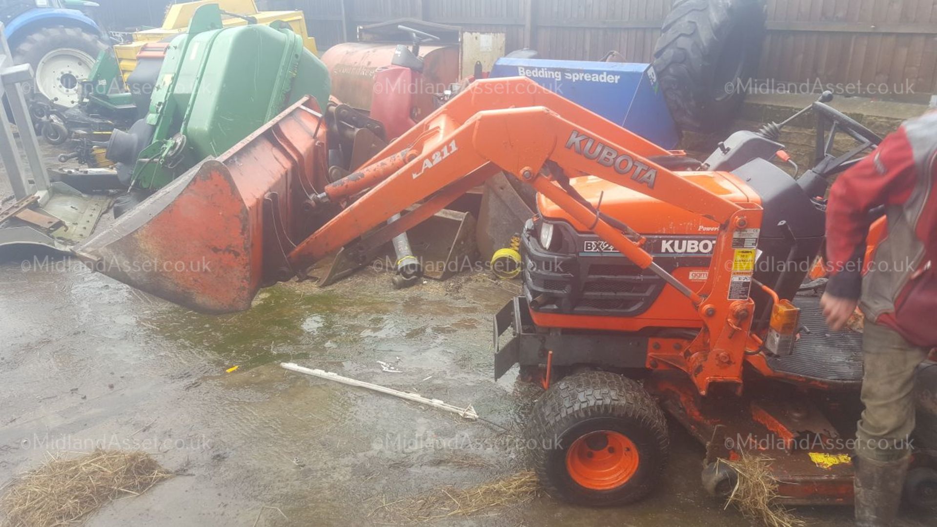 2005 KUBOTA BX2200 TRACTOR MOWER FITTED WITH LA211-1-EU LOADER, STARTS, DRIVES, MOWS AND LIFTS - Image 4 of 12