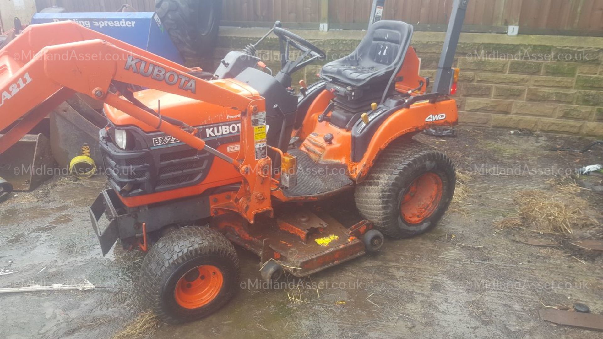 2005 KUBOTA BX2200 TRACTOR MOWER FITTED WITH LA211-1-EU LOADER, STARTS, DRIVES, MOWS AND LIFTS - Image 2 of 12