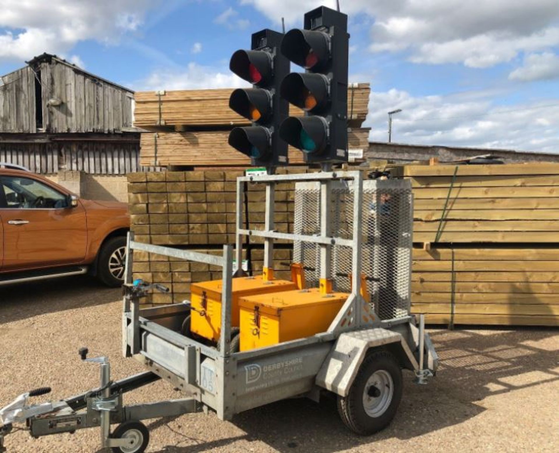 TRAFFIC LIGHTS PIKE LED LIGHTS COMPLETE WITH 110 VOLT CHARGERS ON EACH UNIT & TRAILER *PLUS VAT* - Image 5 of 6