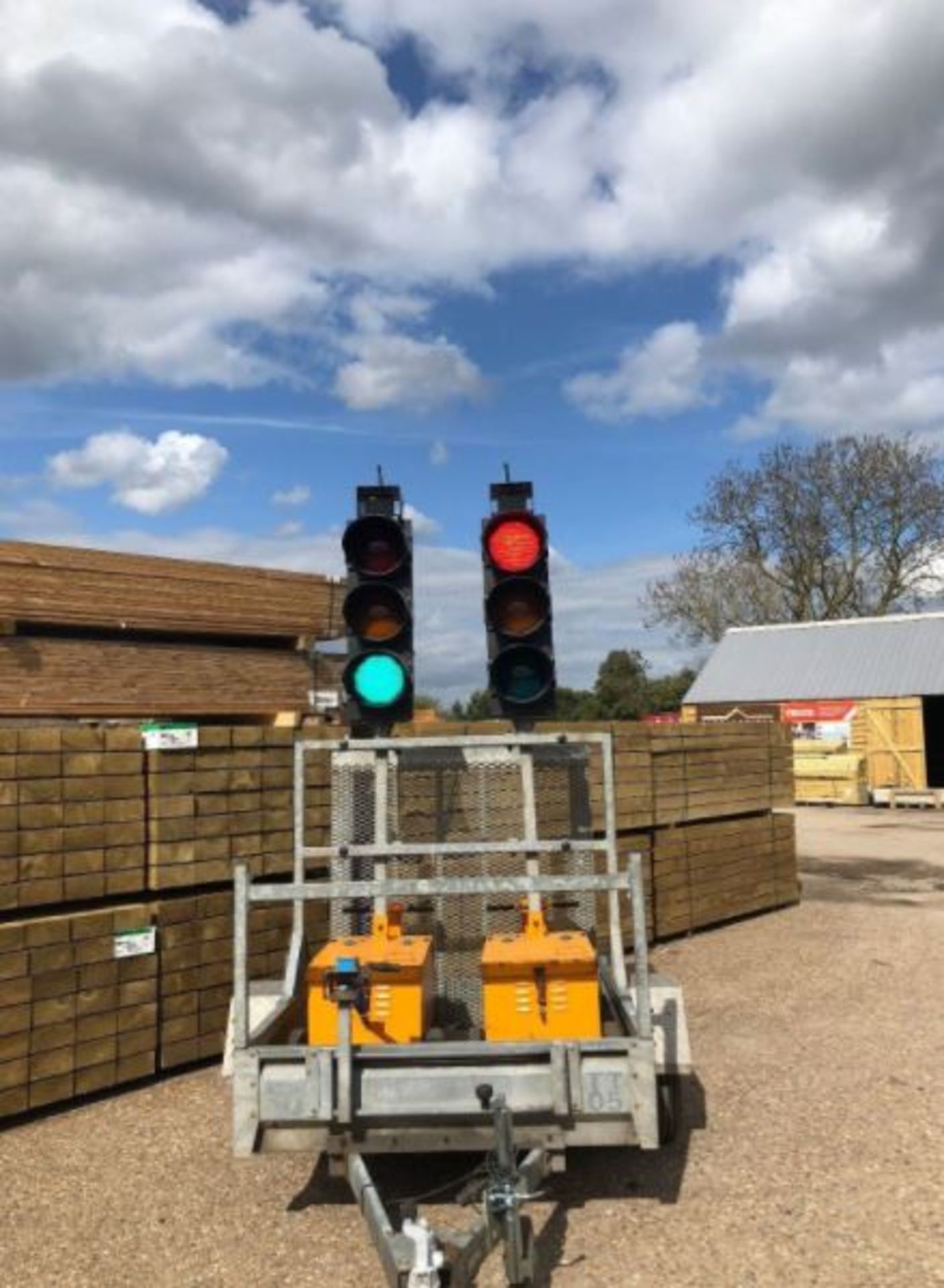 TRAFFIC LIGHTS PIKE LED LIGHTS COMPLETE WITH 110 VOLT CHARGERS ON EACH UNIT & TRAILER *PLUS VAT* - Image 3 of 6