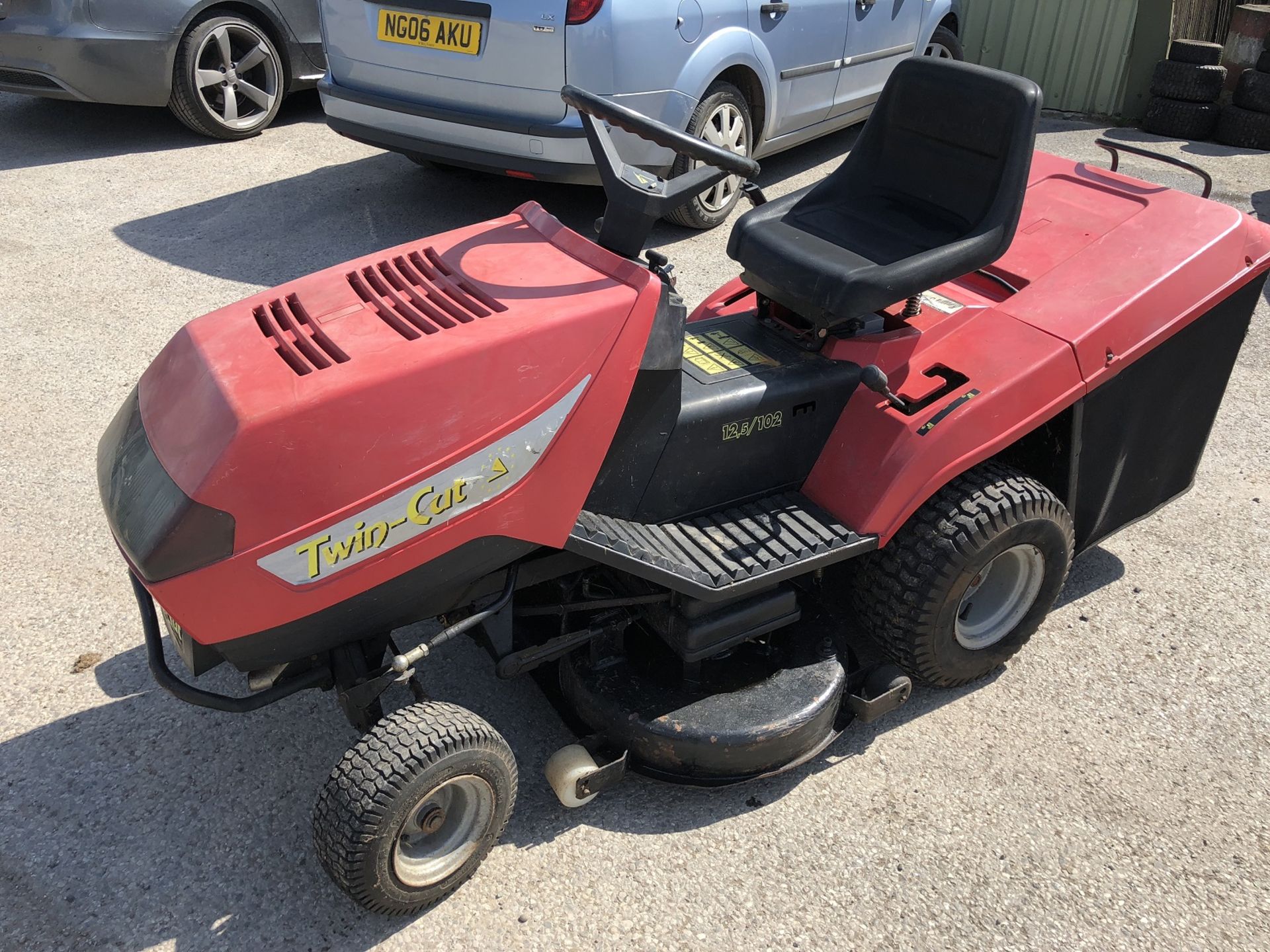 1998 CASTLEGARDEN TWIN-CUT 12,5 / 102 RIDE ON LAWN MOWER *NO VAT* - Image 3 of 11