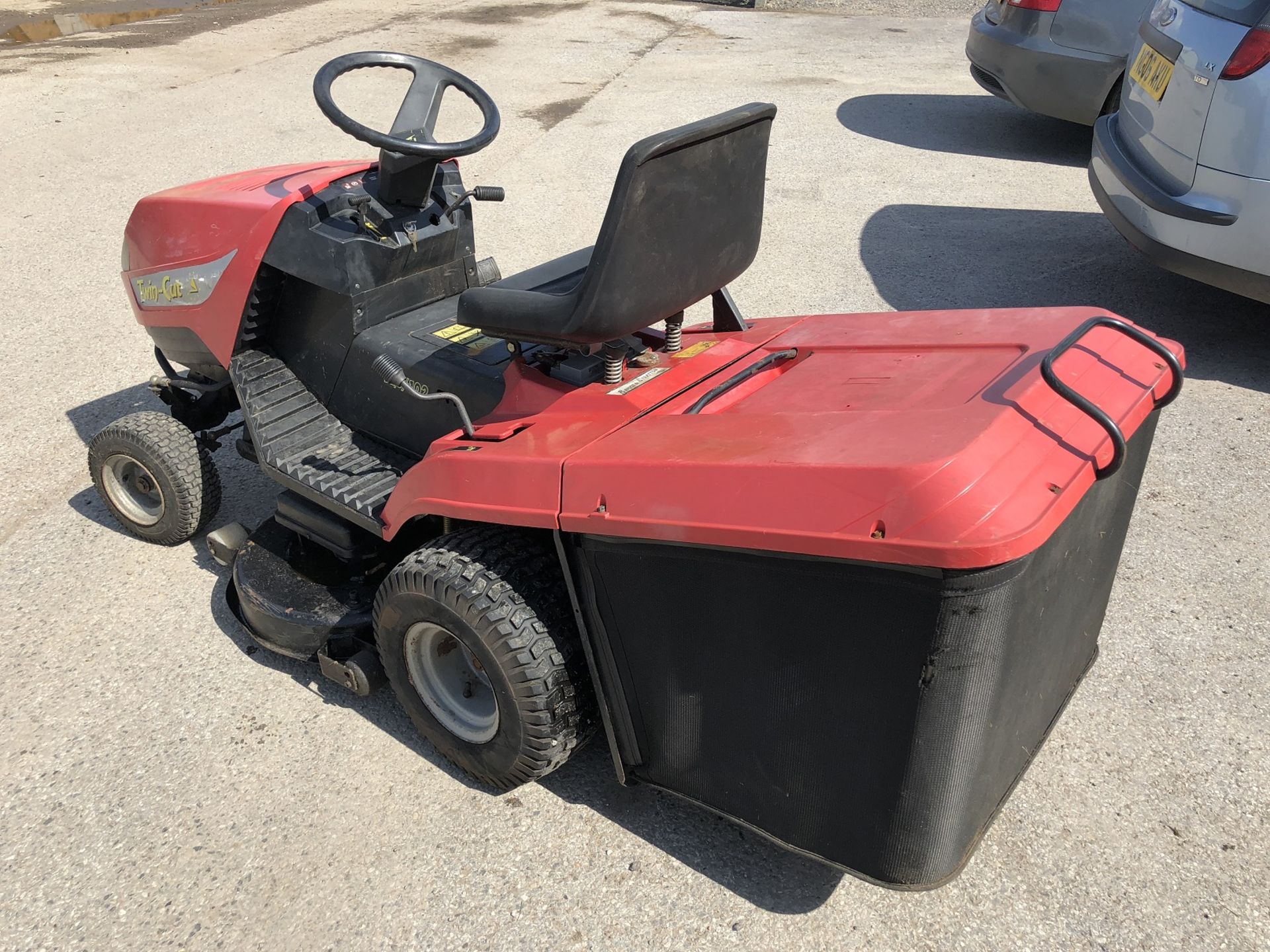 1998 CASTLEGARDEN TWIN-CUT 12,5 / 102 RIDE ON LAWN MOWER *NO VAT* - Image 4 of 11