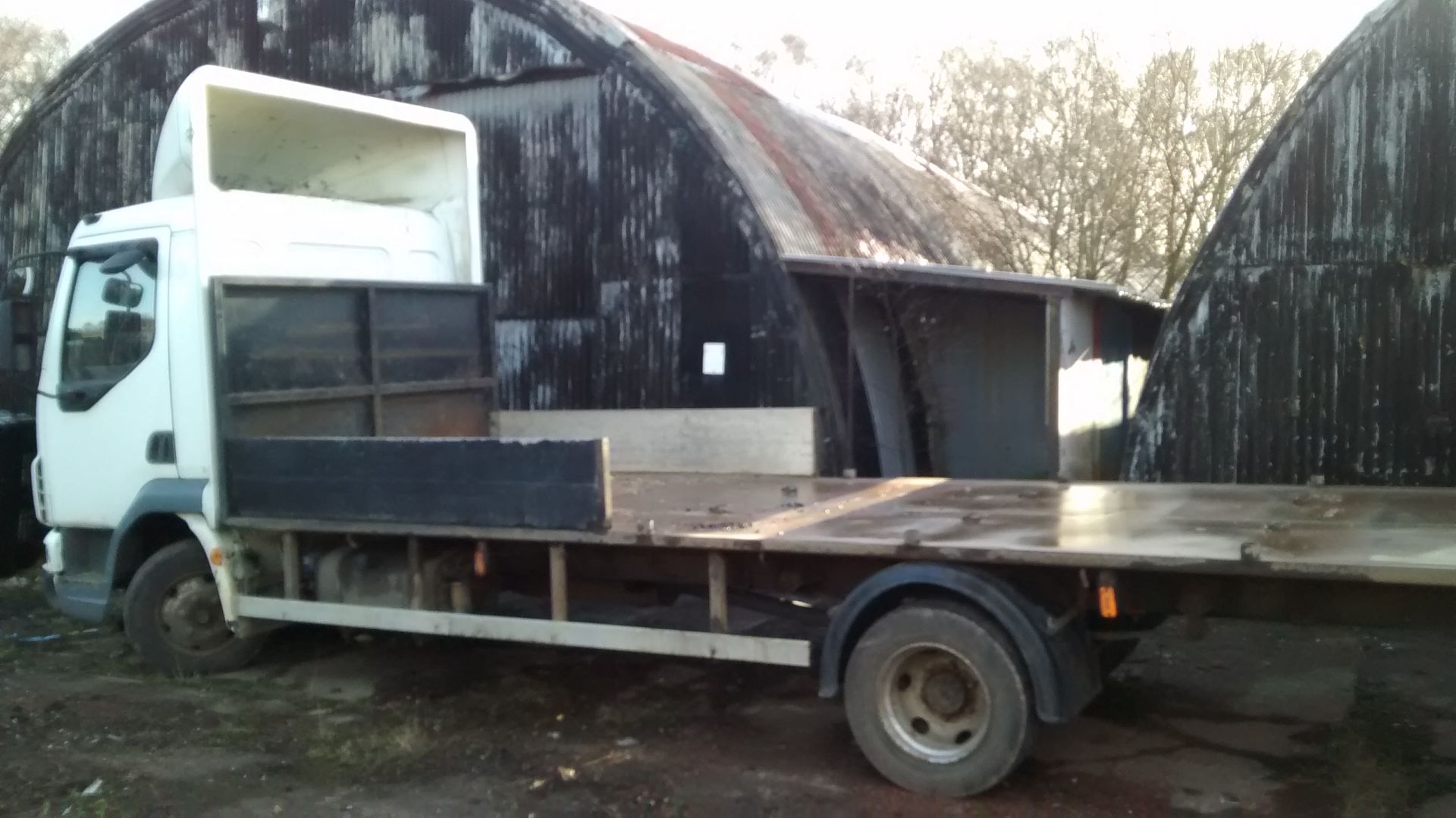 2004/54 REG DAF TRUCKS WHITE DIESEL FLATBED 7500KG, SHOWING 3 FORMER KEEPERS *PLUS VAT* - Image 4 of 10