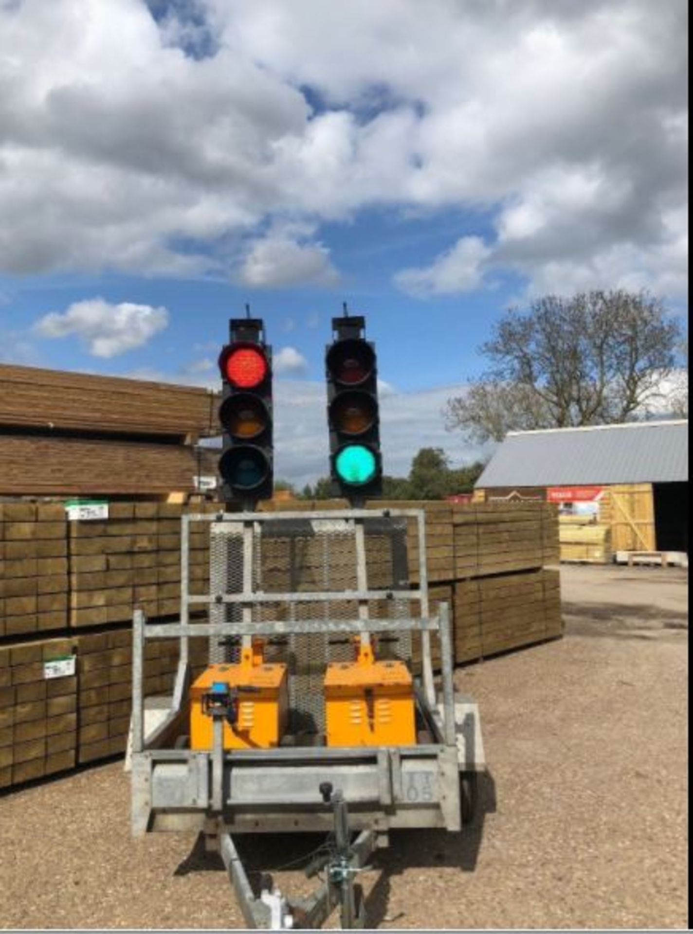 TRAFFIC LIGHTS PIKE LED LIGHTS COMPLETE WITH 110 VOLT CHARGERS ON EACH UNIT & TRAILER *PLUS VAT* - Image 4 of 6