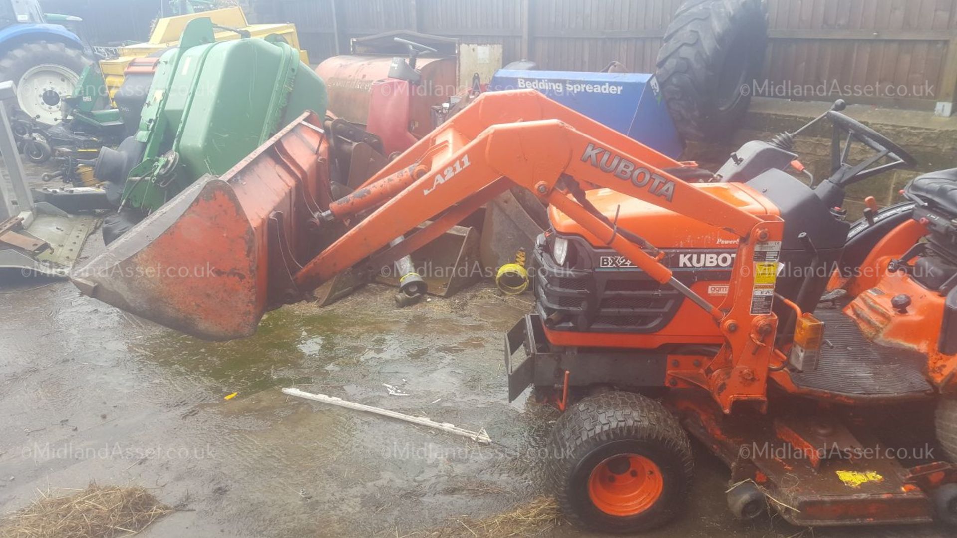 2005 KUBOTA BX2200 TRACTOR MOWER FITTED WITH LA211-1-EU LOADER, STARTS, DRIVES, MOWS AND LIFTS - Image 9 of 12