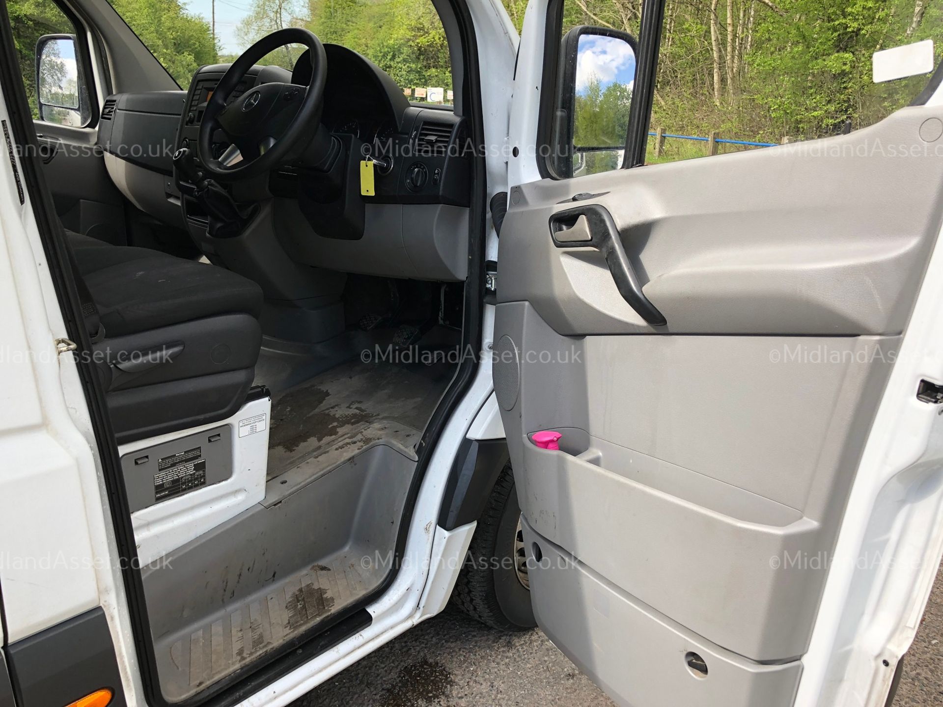 2015/15 REG MERCEDES-BENZ SPRINTER 313 CDI WHITE DIESEL 9 SEATER PANEL VAN, SHOWING 0 FORMER KEEPERS - Image 15 of 19