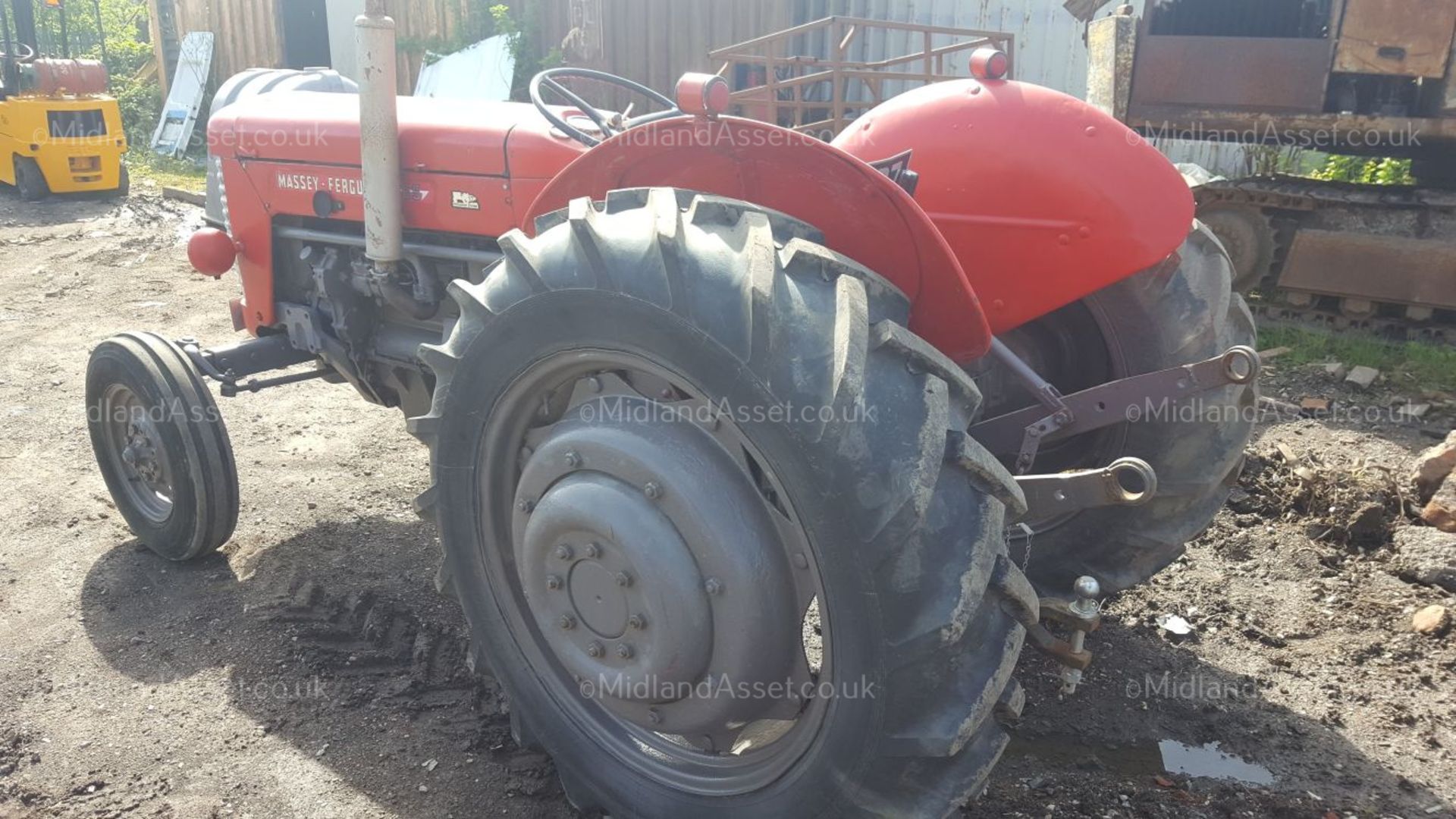 1959 MASSEY FERGUSON 65 DIESEL TRACTOR. STARTS, DRIVES AND PTO TURNS 2WD *NO VAT* - Image 6 of 10